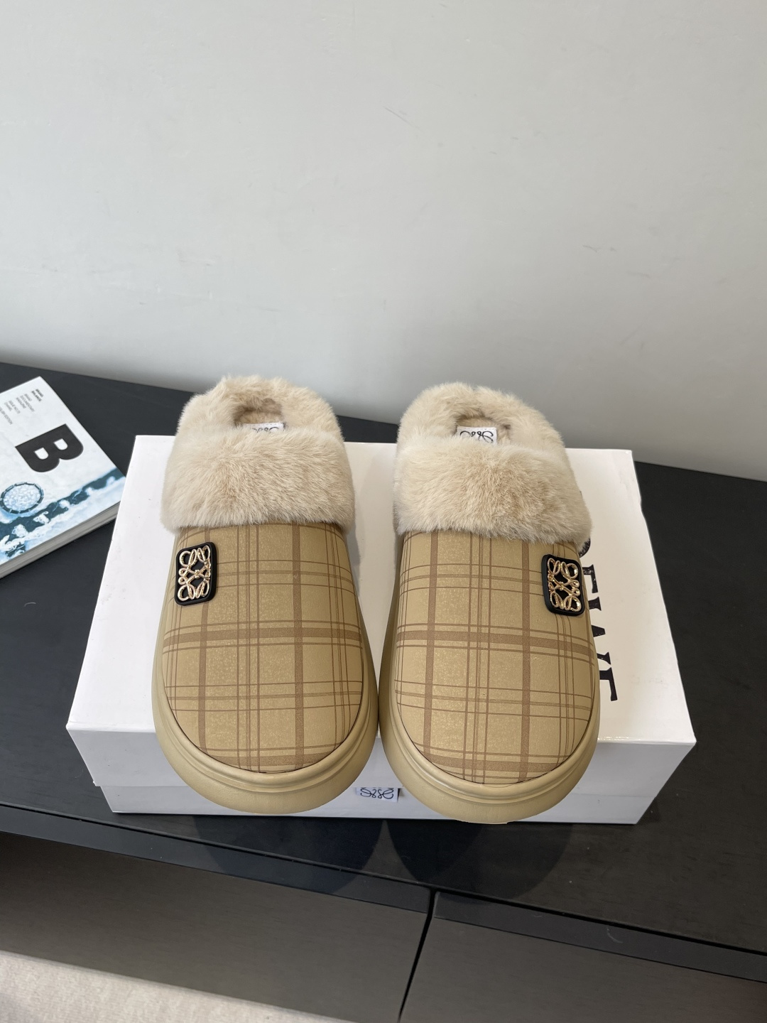 NO:593665,LOEWE 25ss new fall and winter one-legged Birkenstock half-flop, very comfortable, very recognizable, beautiful and practical, comfortable but not monotonous furry slippers, original custom-made material for the upper, original open-molded wear-resistant rubber outsole for the original lining, size 35-40 (40.41 custom-made, non-returnable), semi-furry slippers, loewe, loewe19860909LOEWE 罗意威 25ss秋冬新款一脚蹬勃肯半拖 舒适度极高 非常具有辨识度 美貌与实用并存舒适而不单调的毛毛拖 鞋面原版定制材质 原版内里原版开模耐磨橡胶大底 码数35-40（40.41定做不退换）,半拖毛毛鞋,loewe,loewe,Women's Shoes