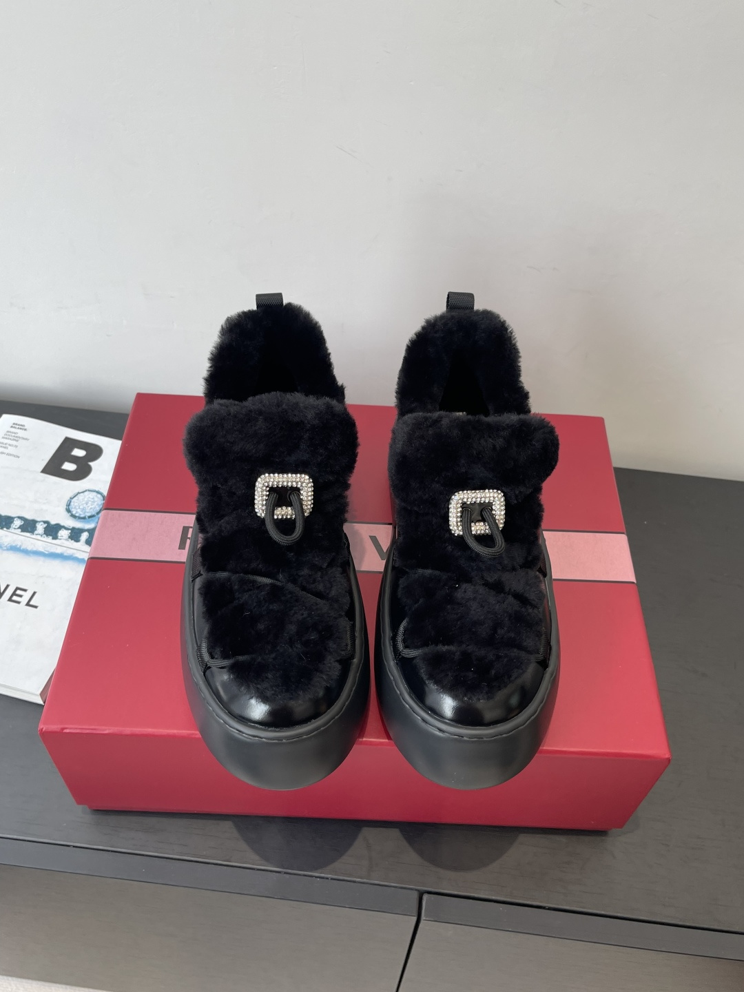 NO:593653,Roger vivor | RV 25WF new product, thick-soled snow boots. The uppers are crafted with Italian craftsmanship and are wrapped with sheep wool imported from Australia. Each step is filled with spring-like warmth. The thick-soled design hides ingenuity and is a blessing for little people. It not only continues the fashion tension of the brand's thick-soled shoes, but also uses a rubber foam outsole to build a solid non-slip foundation. It is not only a warm tool to resist the cold, but also a finishing touch to brighten the look, letting the classic square buckle shine.  Continue to shine in the cold winter. Size 35-41 (40.41 custom-made), snow boots, roger vivor, boots19860909Roger vivier | RV 25WF新品 厚底雪地靴 意大利匠心工艺雕琢的鞋面 与澳洲进口绵羊毛内里包裹 让每一步都踏在春日般的暖意中 厚底设计暗藏巧思 堪称小个子福音 既延续品牌厚底鞋履的时尚张力 又以橡胶发泡大底筑牢防滑根基 它既是抵御严寒的保暖利器 亦是点亮造型的点睛之笔 让经典方扣的光芒 在寒冬里持续闪耀 码数35-41（40.41定做）,雪地靴,roger vivier,boots,Women's Shoes