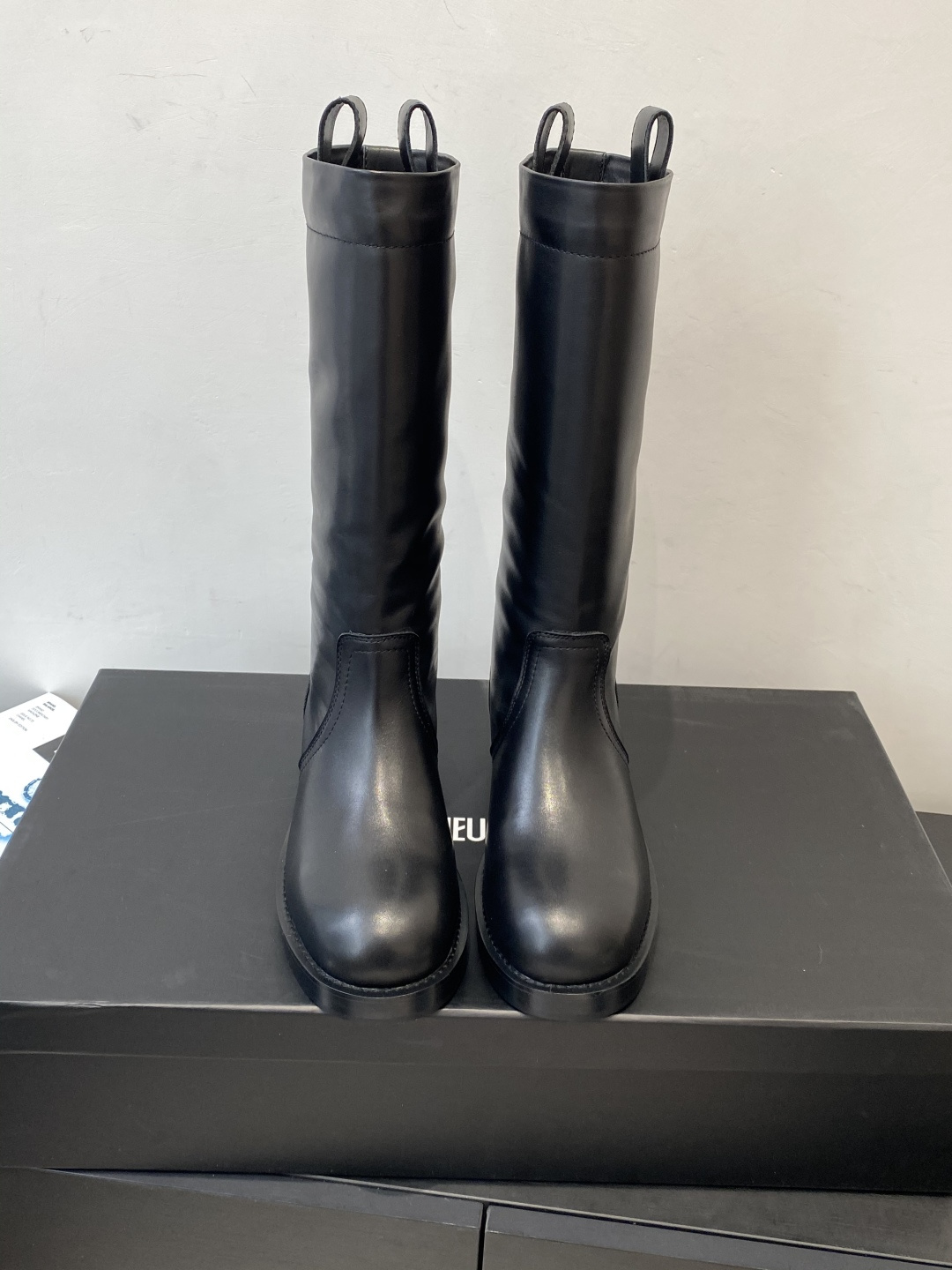 NO:593642,Ann Demeulemeester 25 new autumn and winter new niche fashion brand boots. The more I look at this year's show boots, the more I like them. Imported calfskin and imported cow suede are full of high-end feeling. The boot opening is loose and soft and super comfortable. The height will not get stuck on the knees and it is not easy to show leg bends. The dark series is highly recommended. It shows super thin legs and is very easy to put on and take off. You don't need to unbutton it. The upper is made of original imported cowhide. The lining is made of cowhide. The original customized rubber outsole.  Size 35-40 (custom-made size 40 is non-refundable), boots, cowhide19860909Ann Demeulemeester 25秋冬新款 小众潮牌 长靴 今年的秀款靴子越看越喜欢 进口小牛皮和进口牛反绒 高级感满满 靴口松松软软超舒适 这个高度不会卡膝盖也不容易显腿弯 暗黑系超级推荐 超显腿细 而且穿脱超方便 不用解扣子直接穿脱 鞋面采用原版进口牛皮 内里垫脚牛皮 原版定制橡胶大底 码数35-40（40定做不退换）,靴子,boots,cowhide,Women's Shoes