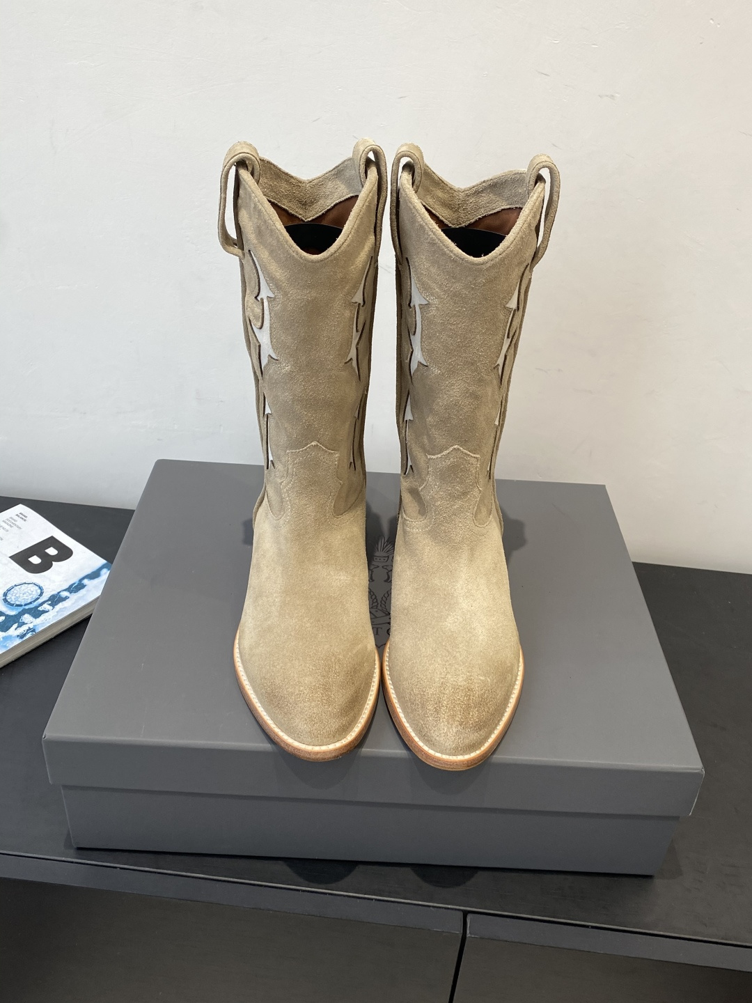 NO:593644,The top version of SARTORE is the latest retro slip-on high boots for autumn. These boots incorporate slip-on elements to present a natural retro texture. The round toe design has smooth lines and is simple and elegant. It not only shows your tall figure, but also effectively improves comfort. The fish-scale pattern anti-slip rubber sole has excellent wear resistance and anti-slip properties, allowing you to maintain stability and confidence in any occasion. The back zipper put-on and take-off design of the boots also fully considers practicality, integrating comfort, practicality and fashion.  It is an indispensable and versatile item in your shoe cabinet. Fabric: Original customized cowhide/distressed craftsmanship. Lining: Original customized sheepskin. Foot pads. Original customized sheepskin. Original customized leather combination sole. Heel height: 2.5cm. Size: 35-40 (40 customized items are non-refundable). Boots, boots, sheepskin19860909顶级版本 SARTORE 秋季最新款复古一脚蹬高靴 这款靴子采用一脚蹬元素的融入 呈现出自然复古的质感 圆鞋头设计线条流畅 简约大气 既显高挑身材 又能有效提升舒适度 而鱼鳞纹防滑橡胶底则具有出色的耐磨性和防滑性 让你在任何场合都能保持稳定与自信 靴子的后拉链穿脱设计也充分考虑到了实用性 集舒适、实用与时尚于一身 是你鞋柜中不可或缺的百搭单品 面料 原版定制牛猄/做旧工艺 内里 原版定制羊皮 垫脚 原版定制羊皮 原版定制真皮组合底 跟高:2.5cm 码数:35-40（40定制不退换）,靴子,boots,sheepskin,Women's Shoes