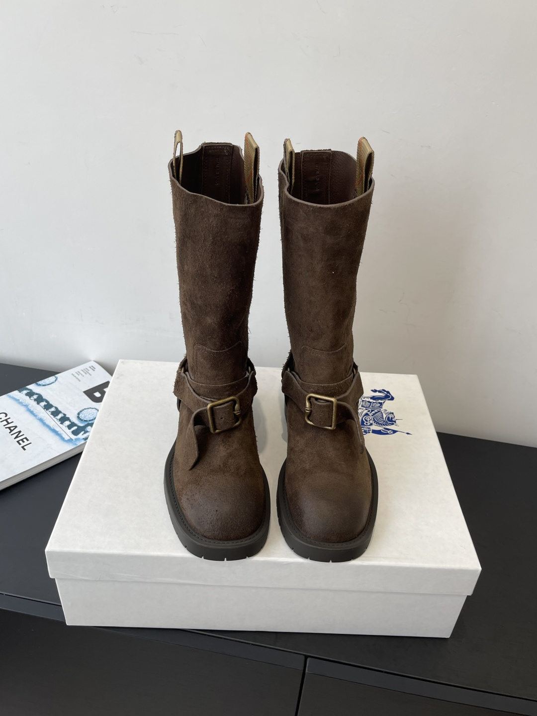 NO:593646,Top version BURBERRY ~ Burberry 25ss new autumn and winter mid-calf boots BBR from designer Daniel Lee, new design boots for autumn and winter. Yi Mengling has the same style on the feet of many Internet celebrities. This autumn and winter limited edition is very difficult to buy in the counter. It looks very hard, but it is actually very soft and easy to wear. The foot feels great. The boots are wide and wide. Regardless of whether the legs are thick or thin, they can be worn with a loose feeling and very straight legs. Full of punk style ZP molded Blue Knight shoes  Customized imported real calfskin upper, custom-made sheepskin lining, original molded outsole, heel height 3.5cm, size 35-39 (custom-made 40 non-returnable), boots, burberry, burberry, boots, cowhide, sheepskin19860909顶级版本 BURBERRY～巴宝莉 25ss秋冬全新 中筒靴 BBR 出自设计师Daniel Lee 秋冬全新设计新款靴子 易梦玲同款超多网红明星上脚 今年秋冬限定款 专柜非常难买 看着很硬的样子 其实非常软巨好穿 脚感超赞 靴筒宽大 不管腿粗腿细 都能穿出宽松感而且非常显腿直 朋克风十足 ZP开模蓝骑士鞋 鞋面定制进口真小牛皮 内里订制绵羊皮 鞋底原版开模大底 跟高3.5cm 码数35-39（40定做不退换）,靴子,burberry,burberry,boots,cowhide,sheepskin,Women's Shoes