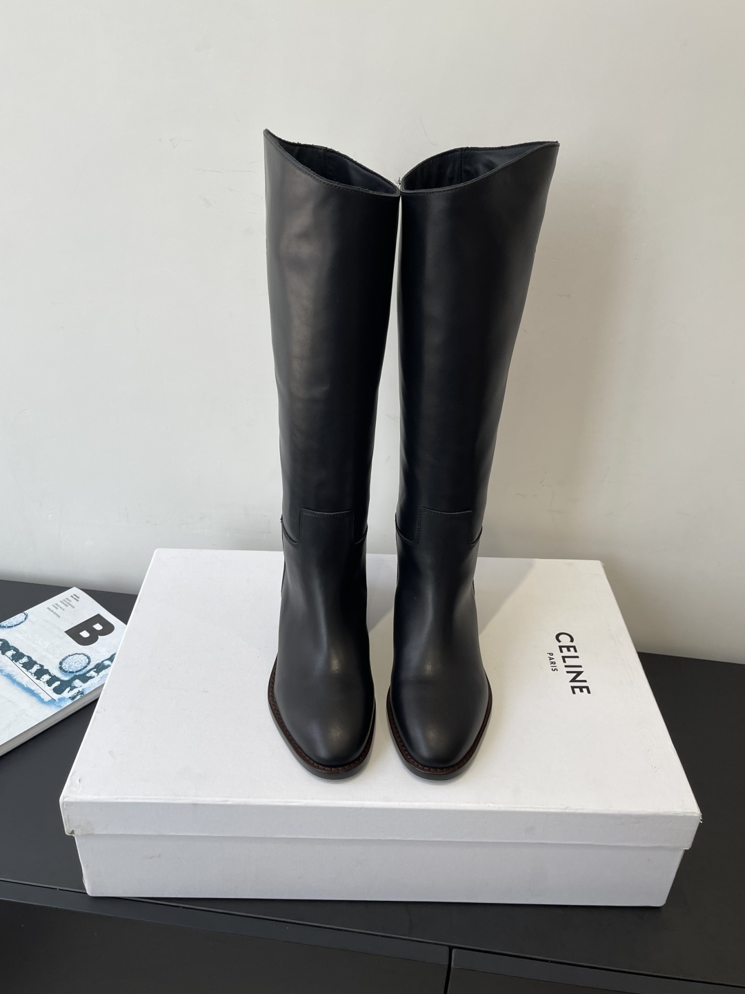 NO:593647,CELINE Celine 2025ss new retro thick-soled boots Martin boots knight boots Internet celebrity hot models are coming. Major Internet celebrities are the first to experience Celine Internet celebrity ins grass planting artifact, very retro style, full of aura single product, the design style is very novel, high-end and very comfortable. The original one-to-one customization is absolutely original. The fabric is imported cowhide, the lining is cowhide, and the imported genuine leather outsole  Size 35-40 (40.41 customized), boots, celine, celine, boots, cowhide, Leather soles19860909CELINE 赛琳 2025ss新款复古厚底长靴 马丁靴骑士靴 网红爆款来袭 各大网红抢先体验 Celine网红ins种草神器、非常复古风、气场十足单品、设计风格非常新颖、高档且非常舒适.原版一比一定制 绝对原单做法 面料进口牛皮 内里牛皮 进口真皮大底 码数35-40（40.41订做）,靴子,celine,celine,boots,cowhide,Leather soles,Women's Shoes