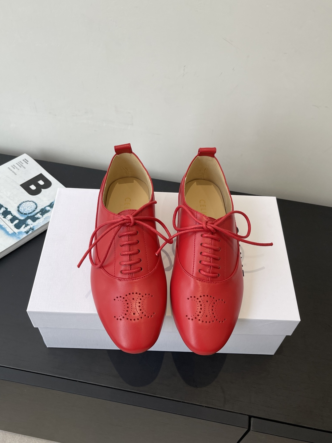 NO:593640,Celine 25ss autumn and winter new lace-up British-style small leather shoes. The classic Arc de Triomphe logo LOGO is combined with the classic style of the 1970s. Retro casual yet youthful and western style ~ very versatile for daily wear. Light and breathable on the feet ~ fashionable and western style. Casual going out ~ very good-looking. The upper is made of original imported soft patent leather mixed sheepskin, the inner lining is sheepskin, and the sole is original and customized with genuine leather outsole imported from Italy.  Size 35-39 (40.41 customized), leather shoes, celine, celine, sheepskin, Leather soles19860909Celine 赛琳25ss秋冬新款系带英伦风小皮鞋 经典凯旋门标志LOGO再融合70年代经典款式 复古休闲又不乏青春洋气～日常穿着非常百搭 上脚轻便透气～时髦洋气 随性出门～巨好看 鞋面采用原版进口软漆皮混种羊皮 内里垫脚羊皮 鞋底原版定制意大利进口真皮大底 码数35-39（40.41定做）,皮鞋,celine,celine,sheepskin,Leather soles,Women's Shoes