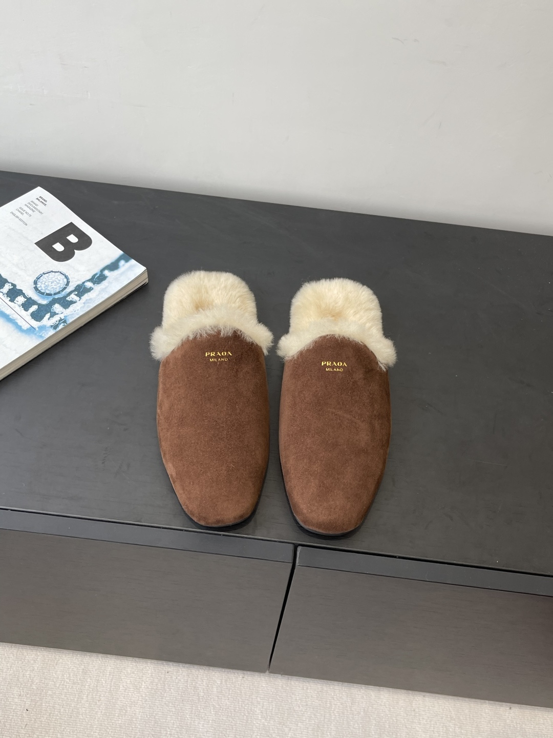 NO:594220,Top quality Prada 25 new products for autumn and winter. Brand new catwalk real wool slippers. Must-have hot items for autumn and winter. You will not regret it if you close your eyes. Customized imported cowhide/cashmere uppers. Imported molded soles. Size 35-39 (customized in 40), semi-slip fur shoes, prada, prada, slippers, cowhide.19860909顶级品质 Prada 普拉达 25秋冬新品 全新走秀真毛拖鞋 秋冬必备大热款 闭眼入都是不会后悔 鞋面定制进口牛皮/羊绒 鞋底进口成型大底 码数35-39（40定做）,半拖毛毛鞋,prada,prada,slippers,cowhide,Women's Shoes