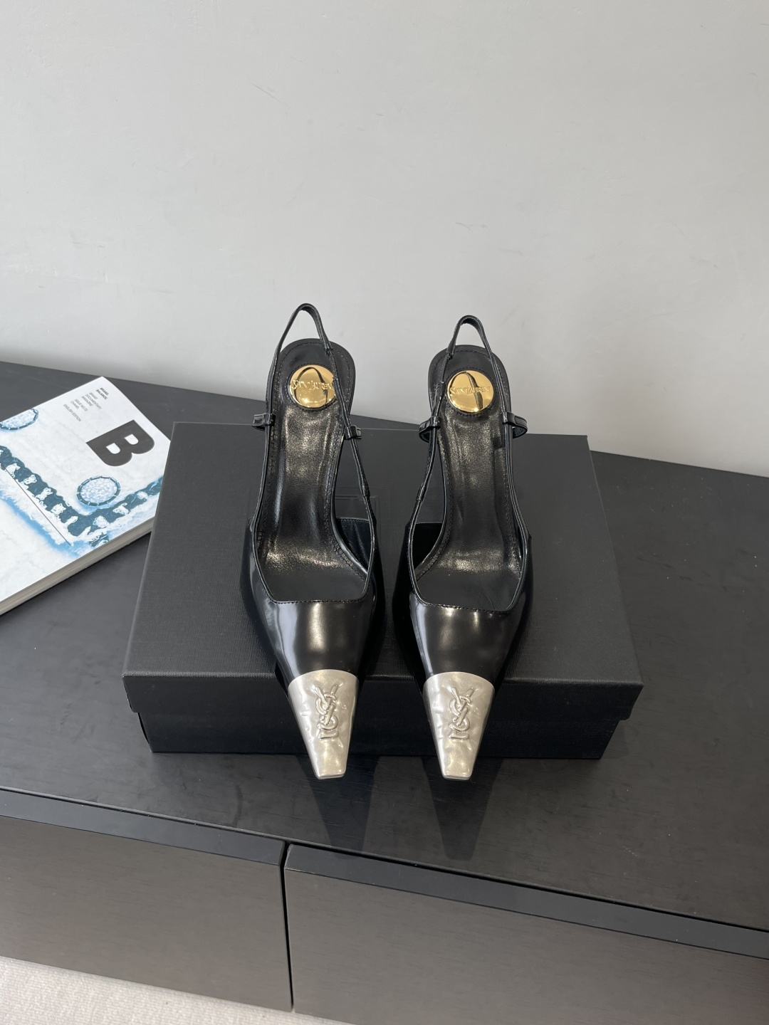 NO:593638,Saint Laurent New Product Square Toe YSL Buckle Elegant High Heels YSL Catwalk Style High Heels. Pair with various mini skirts and don’t care about the shape of your feet. The transparent diamonds show a illusion under the light. It is so beautiful that the whiteness of the upper feet makes people look up. The delicate crystal chain embellishments light up the delicate lines of the ankles to release unlimited elegance and charm. Explore more high-heeled shoes!  Fabric calfskin open edge beads Outsole Genuine leather outsole Heel height 10.5cm Size 35-42 (customized for 40, 41, 42), high heels sandals, saint laurent, saint laurent, saint laurent, sandals, high heels, skirts, cowhide, Leather soles19860909Saint Laurent 圣罗兰 新品 方头 YSL饰扣优雅大气高跟 Ysl走秀款高跟鞋 各种小裙子搭配起来 完全不挑脚型哦 通透的闪钻在光线的照耀下呈现幻彩 真的美的过分 上脚显白的让人上头 细巧水晶链饰点亮脚踝纤雅线条 释放无限 优雅魅力 探索更多臻选高跟鞋！ 面料小牛皮开边珠 大底真皮大底 跟高10.5cm 码数35-42（40、41、42定制）,高跟鞋凉鞋,saint laurent,saint laurent,saint laurent,sandals,high heels,skirts,cowhide,Leather soles,Women's Shoes