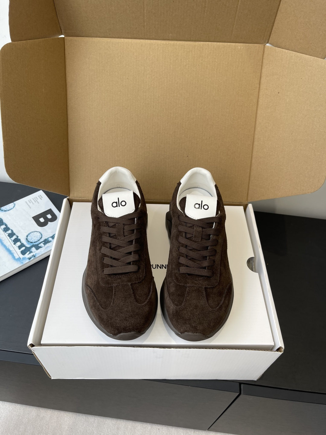 NO:594451,alo's new autumn and winter thick-soled casual sports and running yoga shoes. This year's super popular brand. Many celebrities and Internet celebrities plant grass. The upper is super versatile and super comfortable. It is a thick-soled model but not heavy at all. It is very light. It looks better with socks. It is also recommended by celebrities. The upper is taller and makes the legs slimmer. It is super suitable for us little girls. The overall shoe is also a classic color-blocking and contrasting design with a delicate leather texture on the upper. The material is original open-molded suede.  Outsole IP foam ultra-clear material/backsheet rubber anti-slip Size women's 35-40 (women's 40 is custom-made and non-returnable), casual shoes/sports shoes, sneakers, chamois leather19860909alo 秋冬新款 厚底休闲 运动跑步瑜伽鞋  今年超火的品牌 好多明星网红种草 上脚超级百搭 而且超级舒适 是厚底款但是上脚一点都不沉非常轻便 套上袜套搭配更好看 而且还是明星同款推荐 上脚增高显腿细 超级适合我们小个子女生 鞋子整体也是经典的拼色撞色设计搭配鞋面细腻的真皮纹路肌理感材质原版开模麂皮 大底IP发泡超清料/底片橡胶防滑 码数女35-40（女40定做不退换）,休闲鞋/运动鞋,sneakers,chamois leather,Women's Shoes