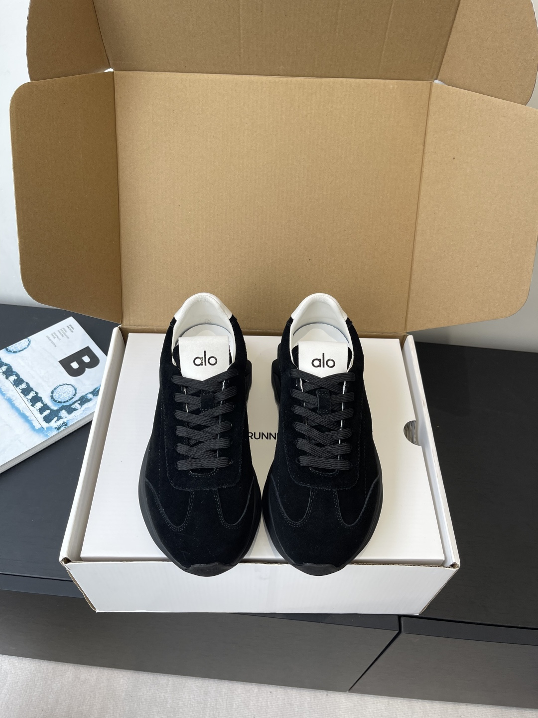 NO:594453,alo's new autumn and winter thick-soled casual sports and running yoga shoes for couples. This year's super popular brand. Many celebrities and Internet celebrities plant grass. The upper is super versatile and super comfortable. It is a thick-soled model but it is not heavy at all and is very light. It looks better with socks. It is also recommended by celebrities. The upper is taller and makes the legs slimmer. It is super suitable for our little girls. The overall shoe is also a classic color matching design with a delicate leather texture on the upper. The material is original open-molded suede.  Outsole IP foam ultra-clear material/backsheet rubber anti-slip code number female 35-40 male 39-45 (female 40 male 45 custom-made non-returnable), casual shoes/sports shoes, sneakers, chamois leather19860909alo 秋冬新款 厚底休闲 运动跑步瑜伽鞋 情侣款  今年超火的品牌 好多明星网红种草 上脚超级百搭 而且超级舒适 是厚底款但是上脚一点都不沉非常轻便 套上袜套搭配更好看 而且还是明星同款推荐 上脚增高显腿细 超级适合我们小个子女生 鞋子整体也是经典的拼色撞色设计搭配鞋面细腻的真皮纹路肌理感材质原版开模麂皮 大底IP发泡超清料/底片橡胶防滑 码数女35-40 男39-45（女40男45定做不退换）,休闲鞋/运动鞋,sneakers,chamois leather,Women's Shoes