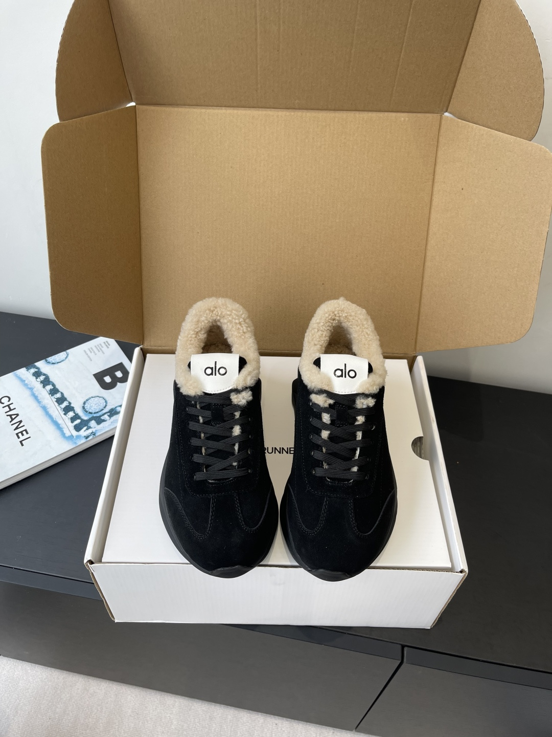 NO:594455,alo's new autumn and winter thick-soled casual sports and running yoga shoes for couples. This year's super popular brand. Many celebrities and Internet celebrities plant grass. The upper is super versatile and super comfortable. It is a thick-soled model but it is not heavy at all and is very light. It looks better with socks. It is also recommended by celebrities. The upper is taller and makes the legs slimmer. It is super suitable for our little girls. The overall shoe is also a classic color matching design with a delicate leather texture on the upper. The material is original open-molded suede.  Outsole IP foam ultra-clear material/backsheet rubber non-slip lining wool. Size female 35-40 male 39-45 (female 40 male 45 custom-made non-returnable), casual shoes/sports shoes, sneakers, chamois leather19860909alo 秋冬新款 厚底休闲 运动跑步瑜伽鞋 情侣款  今年超火的品牌 好多明星网红种草 上脚超级百搭 而且超级舒适 是厚底款但是上脚一点都不沉非常轻便 套上袜套搭配更好看 而且还是明星同款推荐 上脚增高显腿细 超级适合我们小个子女生 鞋子整体也是经典的拼色撞色设计搭配鞋面细腻的真皮纹路肌理感材质原版开模麂皮 大底IP发泡超清料/底片橡胶防滑 内里 羊毛.码数女35-40 男39-45（女40男45定做不退换）,休闲鞋/运动鞋,sneakers,chamois leather,Women's Shoes