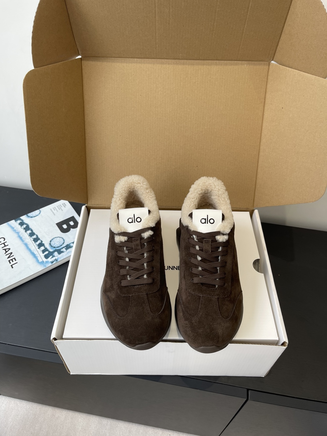 NO:594457,alo's new autumn and winter thick-soled casual sports and running yoga shoes. This year's super popular brand. Many celebrities and Internet celebrities plant grass. The upper is super versatile and super comfortable. It is a thick-soled model but not heavy at all. It is very light. It looks better with socks. It is also recommended by celebrities. The upper is taller and makes the legs slimmer. It is super suitable for us little girls. The overall shoe is also a classic color-blocking and contrasting design with a delicate leather texture on the upper. The material is original open-molded suede.  Outsole IP foam ultra-clear material/backsheet rubber non-slip lining wool. Size women's 35-40 (women's 40 is custom-made and non-returnable), casual shoes/sports shoes, sneakers, chamois leather19860909alo 秋冬新款 厚底休闲 运动跑步瑜伽鞋  今年超火的品牌 好多明星网红种草 上脚超级百搭 而且超级舒适 是厚底款但是上脚一点都不沉非常轻便 套上袜套搭配更好看 而且还是明星同款推荐 上脚增高显腿细 超级适合我们小个子女生 鞋子整体也是经典的拼色撞色设计搭配鞋面细腻的真皮纹路肌理感材质原版开模麂皮 大底IP发泡超清料/底片橡胶防滑 内里 羊毛.码数女35-40（女40定做不退换）,休闲鞋/运动鞋,sneakers,chamois leather,Women's Shoes