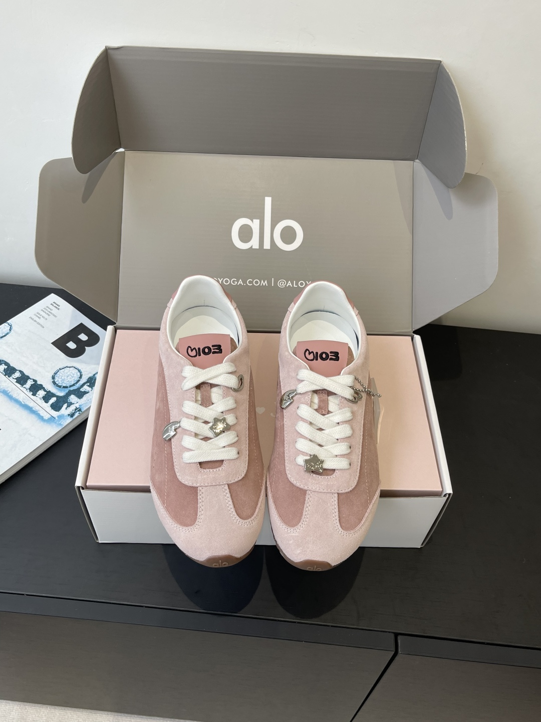 NO:594464,(Accessories 20) aloJisoo Jisoo’s latest co-branded model, Sunset series, moral training shoes, casual shoes, American yoga wear brand super popular alo, Jisoo Jisoo participated in the design of the co-branded model, the first choice for European and American stars’ private clothing. This series is really beautiful. The design of Oxford thin sole is super light and comfortable on the feet. It is not tiring to run around. It is good-looking and fashionable. The fabric is made of high mercerized cowhide. It combines the trend elements of the new season. Modern style is simple and advanced. It can be matched casually. It looks good no matter how you wear it.  Original rubber molded non-slip outsole, size 35-40, casual shoes/sports shoes, sneakers, cowhide19860909（配件20） aloJisoo智秀最新联名款 Sunset系列 德训鞋 休闲鞋 美国瑜伽服品牌超火的alo 智秀Jisoo参与设计联名款 欧美明星私服首选 这系列真的太好看了 牛津薄底的设计 上脚超级轻便舒服 暴走不累 好看又时尚 面料釆用高丝光牛皮 新季的潮流要素相结合 现代风格简约高级 随意搭配 怎么穿都好看 原版橡胶开模防滑大底码数35-40,休闲鞋/运动鞋,sneakers,cowhide,Women's Shoes