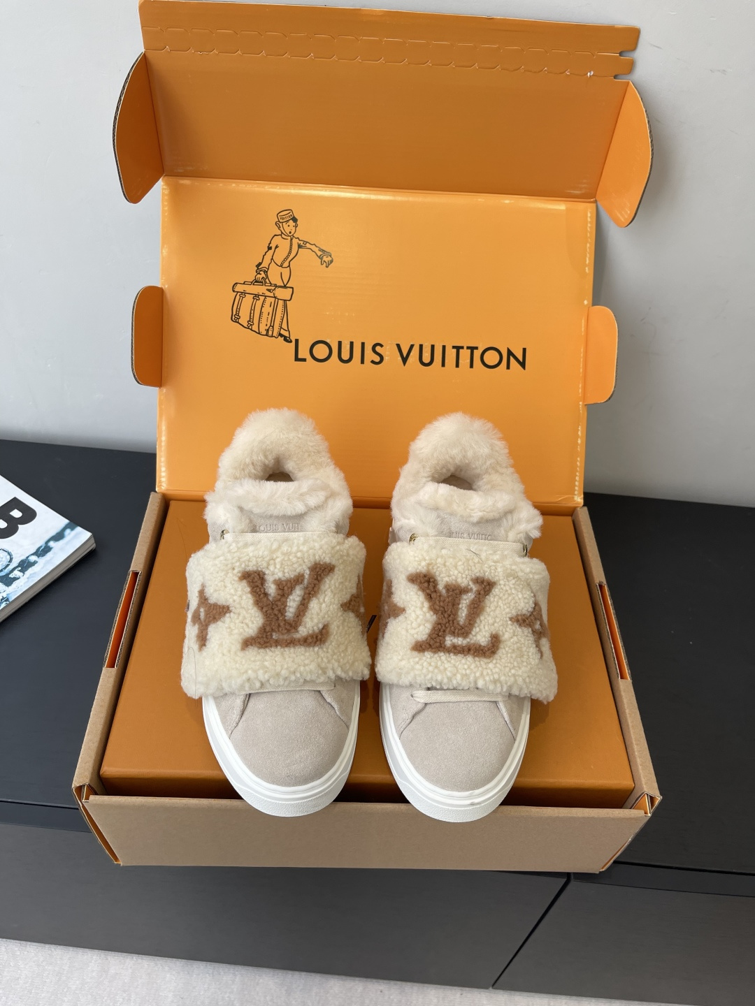 NO:594449,LouIs Vuitton Louis Vuitton New Products for Autumn and Winter Casual Sneakers White Shoes Mauri This Time Out sneaker is stitched with cow leather and Monogram denim, echoing the current season's leather goods series. The denim luggage tag is fixed to the upper with a leather strap, highlighting Louis Vuitton's travel heritage. Dazzling inscribed eyelets and brand logo embossing on the tongue add exquisite details. Original cow suede/wool on the upper. Wool lining. Original molded outsole.  Size 35-40 (40 customized), loafers, woolen shoes, louis vuitton, louis vuitton, loafers, sneakers, cowhide19860909LouIs Vuitton 路易威登 秋冬新品 休闲板鞋 小白鞋 毛里 本款Time Out运动鞋拼接牛皮革与 Monogram 丹宁布 与当季皮具系列遥相呼应 丹宁布行李牌通过皮革饰带固定于鞋面 彰显路易威登的旅行传承 耀目铭纹孔眼与鞋舌处品牌标识压纹增添考究细节 鞋面原版牛反绒/羊毛 内里羊毛 原版开模大底 码数35-40（40定做）,乐福鞋毛毛鞋,louis vuitton,louis vuitton,loafers,sneakers,cowhide,Women's Shoes