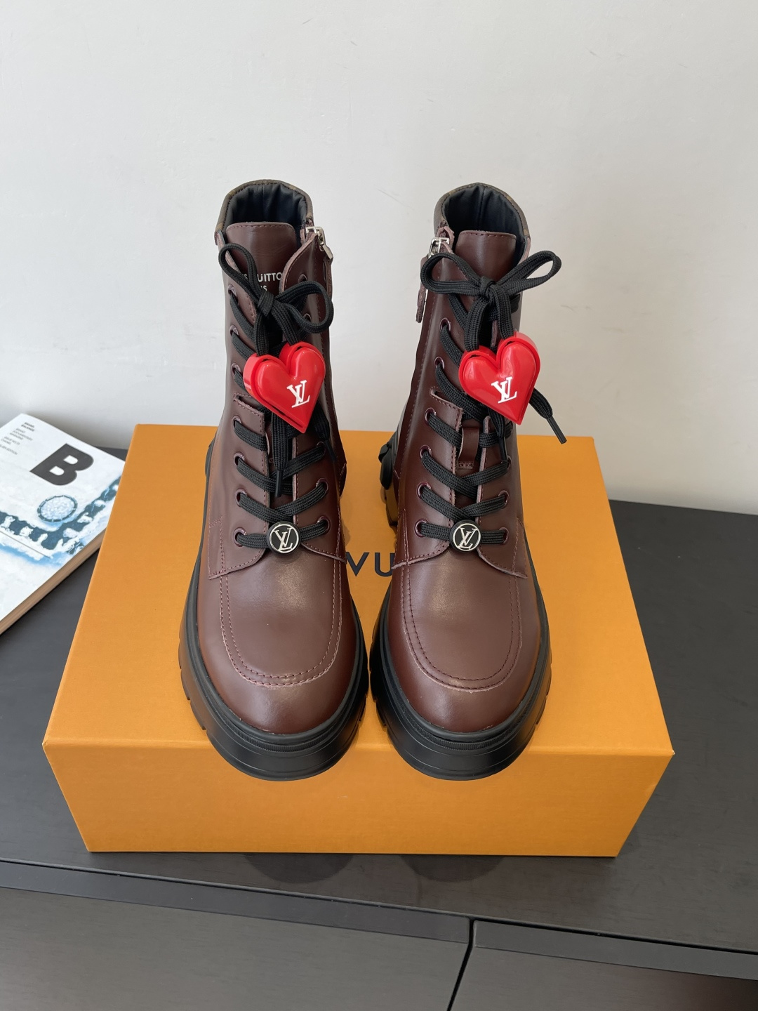 NO:594707,Louis Vuotton 25ss new lace-up British style handsome thick sole Martin boots short boots (Accessories 60) Last type versatile slim foot yyds. Three-dimensional and full shape, full of temperament, comfortable on the foot, very retro style, full of aura, original presbyopic design style is very classic, perfect details, original imported first-layer cowhide on the upper, imported cowhide on the lining, original open-molded anti-slip outsole Size: 35-41 (female 40  41 Customized (no return or exchange), boots, louis vuitton, boots, cowhide19860909Louis Vuotton 25ss新款系带英伦风帅气厚底 马丁靴 短靴（配饰60） 楦型百搭瘦脚yyds.造型立体饱满 气质满满 上脚舒适 非常复古风、气场十足 加原版老花设计风格非常经典 细节完美 鞋面原版进口头层牛皮 内里进口牛皮 原版开模防滑大底 码数: 35-41（女40 41定做不退换）,靴子,louis vuitton,boots,cowhide,Women's Shoes