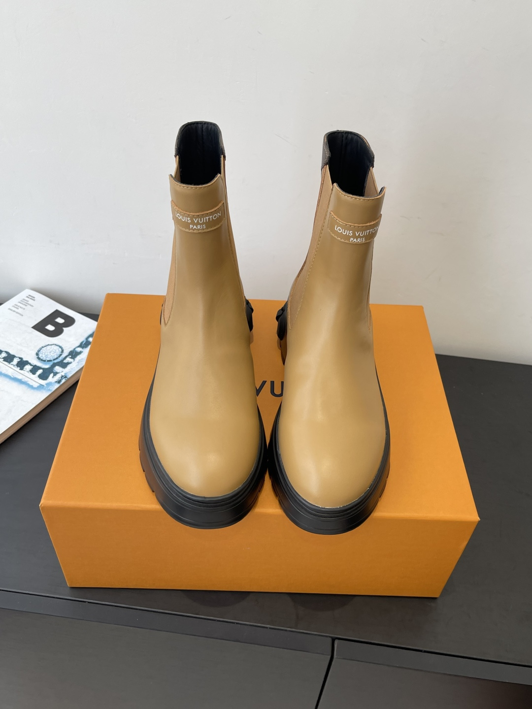 NO:594710,Louis Vuotton 25ss new style British style handsome thick sole Martin boots short boots last type versatile slim foot yyds. Three-dimensional and full shape, full of temperament, comfortable on the foot, very retro style, full of aura, plus the original presbyopic design style is very classic, perfect details, original imported first-layer cowhide on the upper, imported cowhide on the lining, original molded non-slip outsole, size: 35-41 (female 40)  41 Customized (no return or exchange), boots, louis vuitton, boots, cowhide19860909Louis Vuotton 25ss新款 英伦风帅气厚底 马丁靴 短靴 楦型百搭瘦脚yyds.造型立体饱满 气质满满 上脚舒适 非常复古风、气场十足 加原版老花设计风格非常经典 细节完美 鞋面原版进口头层牛皮 内里进口牛皮 原版开模防滑大底 码数: 35-41（女40 41定做不退换）,靴子,louis vuitton,boots,cowhide,Women's Shoes