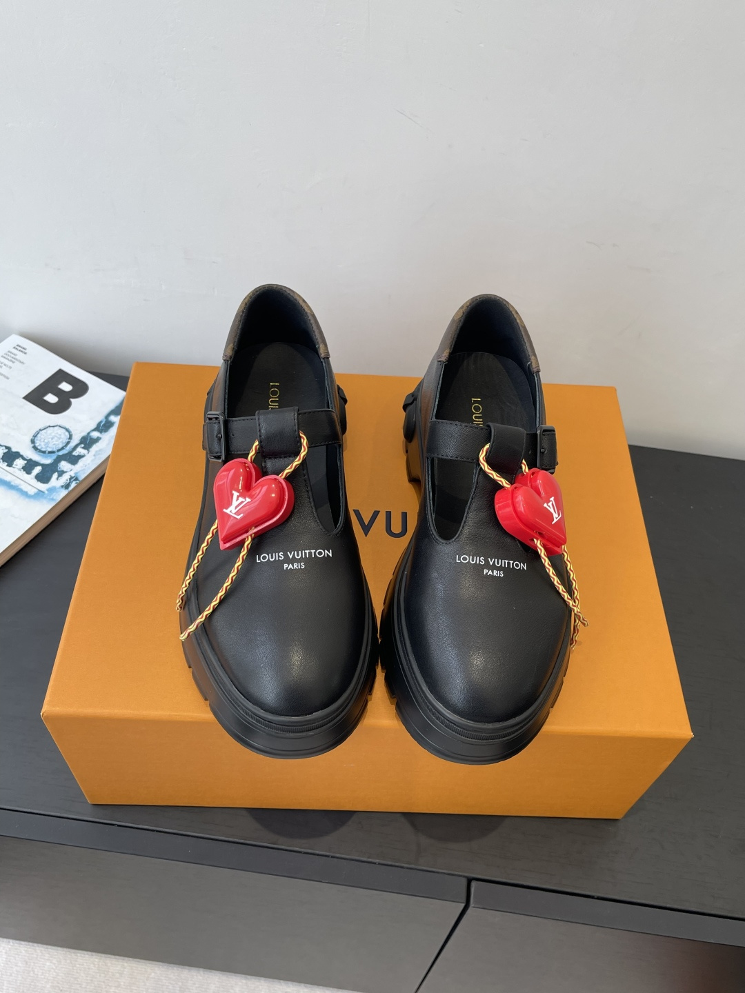 NO:594733,Louis Vuotton 25ss new thick-soled Mary Jane large-toe shoes Loafers (Accessories 60) This loafer is made of top-grain calf leather with a light and comfortable body. Thick EVA outsole is decorated with eye-catching ridges. The trendy attitude of being both strong and soft makes it a daily choice. The upper is imported top-grain cowhide, and the lining is cowhide. The original open-molded non-slip outsole. Size 35-41 (40.41 custom-made and non-returnable), loafers, louis  vuitton,loafers,mary jane,cowhide19860909Louis Vuotton 25ss 新款厚底玛丽珍大头鞋 乐福鞋（配饰60） 本款乐福鞋以头层小牛皮革裁出轻盈舒适鞋身 厚实 EVA外底点缀醒目凸纹 亦刚亦柔的潮流姿态成就日常佳选 鞋面进口头层牛皮 内里牛皮 原版开模防滑大底 码数35-41（40.41定做不退换）,乐福鞋,louis vuitton,loafers,mary jane,cowhide,Women's Shoes