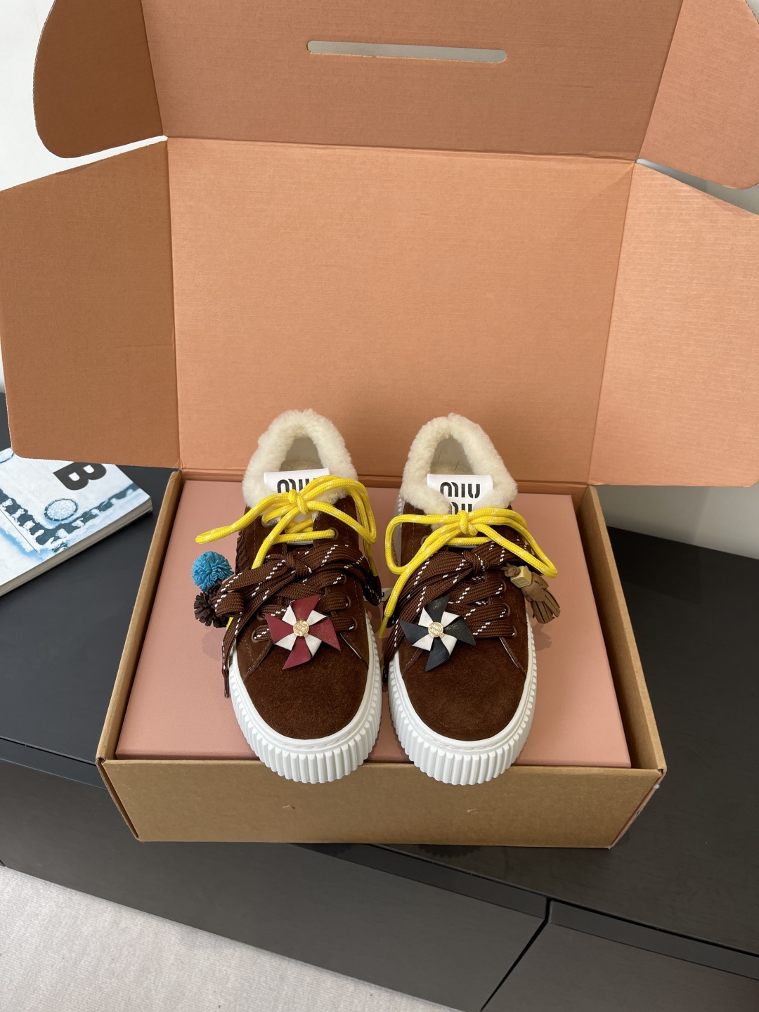 NO:612096,Wool-lined Miu Miu 25ss new autumn and winter thick-soled casual white shoes. The top-quality original fabric is full of texture. It is matched with classic 3D three-dimensional letter embroidery. The embroidered logo is three-dimensional and full. It instantly lights up the overall look. It is highly recognizable. IP ultra-light foam outsole is light and highly elastic. It can easily hold the scene whether it is daily outing or vacation travel. The upper is imported high mercerized smooth suede. The lining is sheepskin lining/lamb hair lining. Original IP foam outsole.  Size 35-40 (40.41 customized), casual shoes/sports shoes, miumiu, sneakers, sheepskin19860909羊毛里 Miu Miu 缪缪 25ss秋冬新款 厚底休闲小白鞋 顶级原版面料质感满满 搭配经典3D立体字母刺绣 刺绣logog立体饱满 瞬间点亮整体造型 辨识度拉满 IP超轻发泡大底 轻盈高弹. 无论是日常出街还是度假旅行 它都能轻松hold住场面 鞋面进口高丝光牛反绒 内里羊皮内里/羊羔毛内里 原版IP发泡大底 码数35-40（40.41订做）,休闲鞋/运动鞋,miumiu,sneakers,sheepskin,Women's Shoes