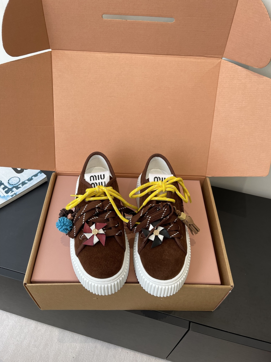 NO:612100,Lined in sheepskin, Miu Miu 25ss new autumn and winter thick-soled casual white shoes are full of top-quality original fabric texture. They are matched with classic 3D three-dimensional letter embroidery. The embroidered logo is three-dimensional and full, which instantly lights up the overall look. It is highly recognizable. IP ultra-light foam outsole is light and highly elastic. It can easily hold the scene whether it is daily outing or vacation travel. The upper is imported high mercerized cow suede, and the lining is sheepskin lining/lamb wool lining.  Original IP foam outsole, size 35-40 (customized at 40.41), casual shoes/sports shoes, miumiu, sneakers, sheepskin19860909羊皮里 Miu Miu 缪缪 25ss秋冬新款 厚底休闲小白鞋 顶级原版面料质感满满 搭配经典3D立体字母刺绣 刺绣logog立体饱满 瞬间点亮整体造型 辨识度拉满 IP超轻发泡大底 轻盈高弹. 无论是日常出街还是度假旅行 它都能轻松hold住场面 鞋面进口高丝光牛反绒 内里羊皮内里/羊羔毛内里 原版IP发泡大底 码数35-40（40.41订做）,休闲鞋/运动鞋,miumiu,sneakers,sheepskin,Women's Shoes