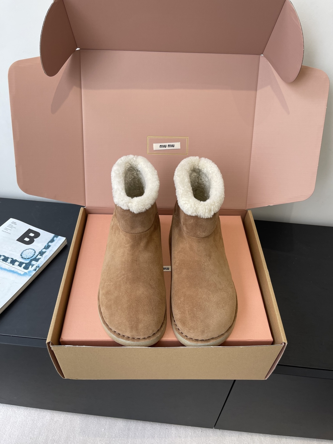 NO:612128,MiuMiu Miu Miu's latest autumn and winter catwalk style, snow boots and fur shoes, which are loved by many celebrity Internet celebrities and Xiaohongshu bloggers. The simple design is more elegant and is especially amazing for your feet. It looks super warm and you will not regret it when you close your eyes. The upper foot is very comfortable and super stable. The combination can be salty or sweet. The upper is imported high mercerized cow suede, and the lining is imported wool. The sole is ZP molded outsole size 35-40 (40)  Customized (no return or exchange), snow boots, miumiu, boots19860909MiuMiu 缪缪 秋冬最新走秀款 雪地靴毛毛鞋 超多明星网红种草 小红书博主都有钟爱 简约的设计更显优雅 上脚尤为惊艳到你的一款 看着超级暖和 闭眼入都是不会后悔 上脚非常舒服超级稳 搭配还是可咸可甜 鞋面进口高丝光牛反绒 内里进口羊毛内里 鞋底ZP开模大底码数35-40（40 定做不退换）,雪地靴,miumiu,boots,Women's Shoes