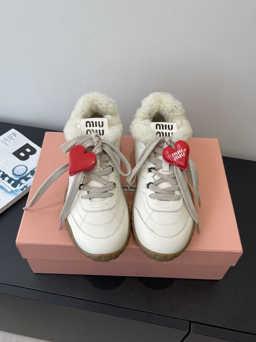 NO:612123,Miu Miu's latest autumn and winter styles, furry shoes, biscuit shoes, casual shoes (60 accessories), many celebrity Internet celebrities, the latest hot style of Miu family, avant-garde and bold design, Miu Miu style is integrated into the simple lines of this thick-soled canvas sneaker. Unique logos are decorated on the tongue and back, embellishment with retro design, adding iconic elements. Thick-soled design defines avant-garde modern style. Fabric cowhide, real wool lining, super warm, original open-molded non-slip rubber outsole  Size 35-40 (40 is custom-made and non-refundable), casual shoes/sports shoes, fur shoes, miumiu, sneakers, cowhide19860909MiuMiu缪缪秋冬最新款 毛毛鞋 饼干鞋 休闲鞋（配饰60） 超多明星网红种草 miu家最新爆款 前卫大胆的设计 Miu Miu风格融于此款厚底帆布运动鞋的简约线条 别致徽标饰于鞋舌与背面 点缀复古设计 平添标志性元素 厚底设计定义前卫的现代风格. 面料牛皮 内里真羊毛超级暖和 鞋底原版开模防滑橡胶大底 码数35-40（40定做不退换）,休闲鞋/运动鞋毛毛鞋,miumiu,sneakers,cowhide,Women's Shoes