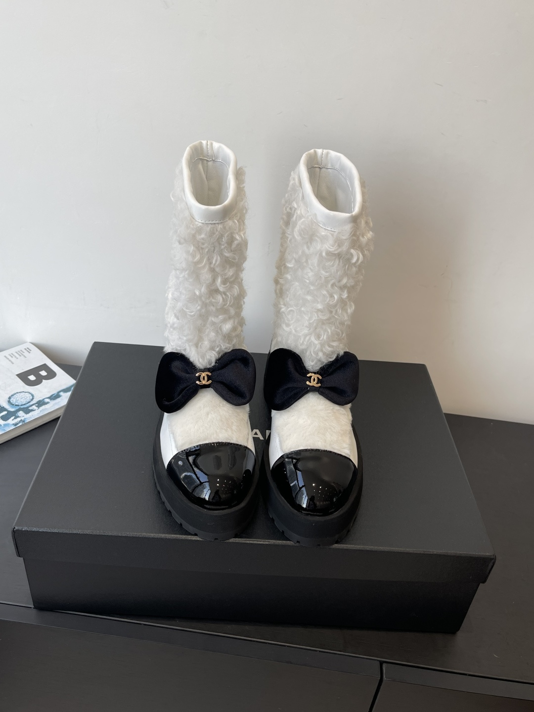 NO:612728,Chanel Chanel 25N ski series bow lamb wool short boots. There are many celebrity Internet celebrities. They are cute and gentle little fragrant boots. The bow is also a very classic element of the house. It is paired with a wool boot shaft. The design is really unique. It looks like an unusual short boot. The boot shaft is straight and stylish without losing softness. It is not unflattering. It is decorated with exquisite logos. It is high-end and not tacky. It has a cool and unique style on the feet and also shows off its long legs.  Customized calfskin and genuine wool on the upper, mixed sheepskin on the lining, original molded rubber outsole, size 35-40 (custom-made 40 non-returnable), boots, chanel, chanel, boots, cowhide, sheepskin19860909Chanel 香奈儿 25N滑雪系列蝴蝶结 羊羔毛短靴 超多明星网红种草 可帅气可温柔的小香靴子 蝴蝶结也是它家的一个很经典的元素 搭配羊毛靴筒 设计真的绝绝子 看起来就是不一般的短靴.靴筒笔直有型且不失柔软度 也不挑人 加上精致logo点缀 高级大气 不俗气 上脚酷酷的特有范儿 还特显腿长哦 鞋面定制小牛皮真羊毛 内里垫脚混种羊皮 原版开模橡胶大底码数35-40（40定做不退换）,靴子,chanel,chanel,boots,cowhide,sheepskin,Women's Shoes