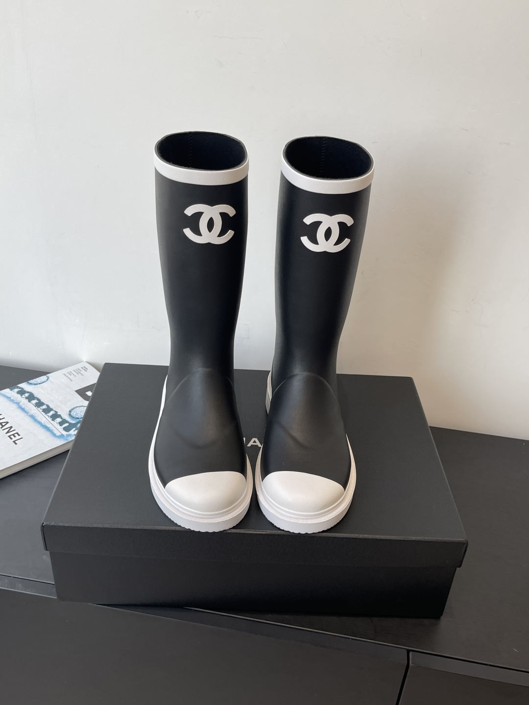 NO:612733,CHANEL Chanel 26ss popular style rain boots. I bought a pair of rain boots with outstanding appearance this season. I really like these rain boots. The upper feet are soft and waxy. They modify the shape of the legs and show the length of the legs. The best rain boots on the whole network. Exclusive mold customization on the whole network. After 1 month of adjustment, they have been restored to the original grade. The code number is 35-41 (40 and 41 are customized and cannot be returned or exchanged), boots, chanel, chanel, boots, rain boots.19860909CHANEL香奈儿26ss 大爆款雨靴 入手一款本季颜值爆表雨靴 真是大爱这雨靴 上脚软软糯糯 很修饰腿型超级显腿长 全网最好穿的雨靴 全网独家开模定制 历经1个月调整还原正品级 码数35-41（40 41定做不退换）,靴子,chanel,chanel,boots,rain boots,Women's Shoes