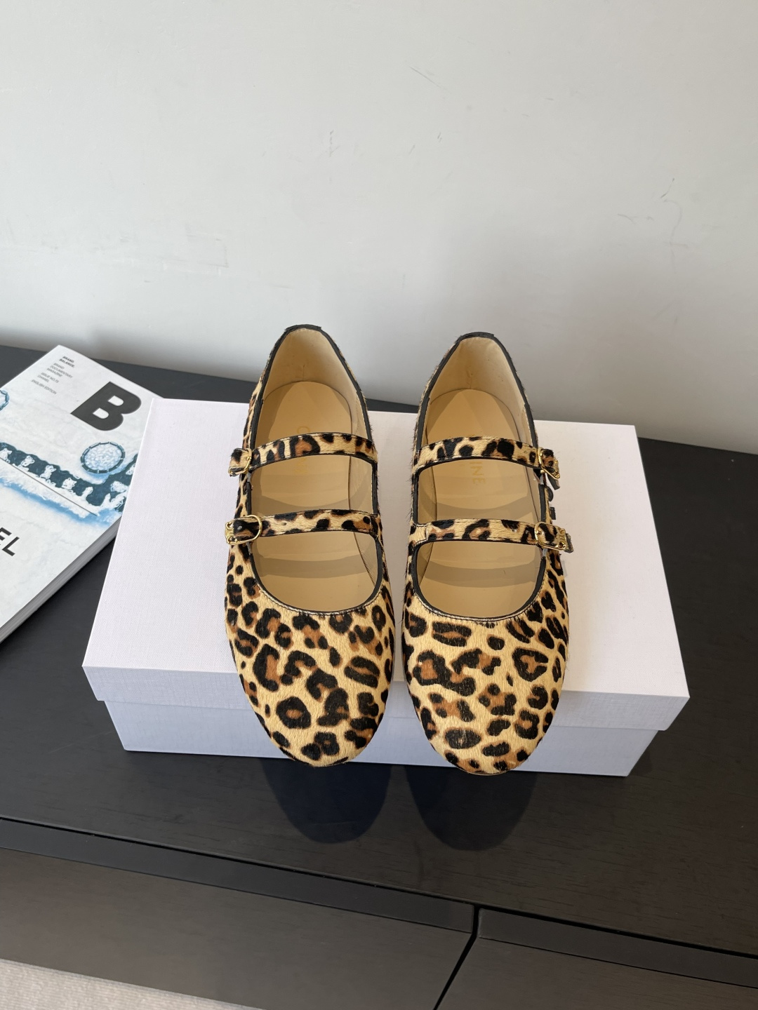 NO:614499,CELINE Celine 26ss early spring latest Les series Mary Jane shoes Celine 26ss Les series Mary Jane shoes are simple and comfortable, clean and neat, increase the height and show the slim legs, whether worn alone or paired with wide-leg pants, high street and retro, leopard print horsehair/cow leather on the upper, sheepskin lining on the inside, imported genuine leather outsole, size 35-41 (40.41 custom-made, non-refundable), single shoes, celine, celine, mary  jane,cowhide,sheepskin,Leather soles19860909CELINE 赛琳 26ss早春 最新 Les系列 玛丽珍单鞋 思琳 26ss Les 系列 玛丽珍鞋简单舒服 干净利落 增高显腿细 无论是单穿还是搭配阔腿裤 高街又复古 鞋面豹纹马毛/牛皮 内里羊皮内里 进口真皮大底 码数35-41（40.41定做不退换）,单鞋,celine,celine,mary jane,cowhide,sheepskin,Leather soles,Women's Shoes