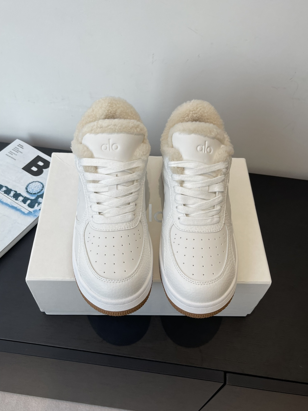 NO:615845,alo 25ss latest hot style in winter, panda color matching, thick-soled white shoes, casual sneakers, wool lining, this alo understands girls better than Nike!  Super versatile on the feet!  And super comfortable!  It’s a thick-soled model but not heavy on the feet at all!  Very light!  It looks even better with socks!  And it’s the same model recommended by celebrities~the upper toes are taller and the legs are slimmer!  Super suitable for us little girls ~ The overall shoe is also a classic color-blocking and contrasting design with a delicate leather texture on the upper. The fabric is made of original imported first-layer cowhide and wool lining. The heel height is 4cm. The sole is made of original open-molded non-slip rubber material. Size 35-40 (customized in 40), casual shoes/sports shoes, sneakers, cowhide19860909alo 25ss冬季最新爆款 熊猫拼色 厚底小白鞋 休闲运动鞋 羊毛里 这款alo比耐克更懂女生！上脚超级百搭！而且超级舒适！是厚底款但是上脚一点都不沉重！非常轻便！套上袜套搭配更好看！而且还是明星同款推荐～上脚增高显腿细！超级适合我们小个子女生～ 鞋子整体也是经典的拼色撞色设计搭配鞋面细腻的真皮纹路肌理感 面料采用原版进口头层牛皮 内里羊毛 跟高4cm 鞋底原版开模防滑橡胶材质 码数35-40（40订做）,休闲鞋/运动鞋毛毛鞋,sneakers,cowhide,Women's Shoes