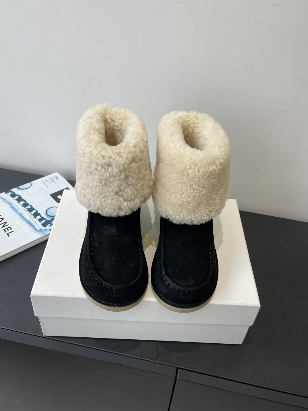 NO:616506,Chloe 25ss new wool short boots casual sports shoes have been popular in the entire fashion circle. They are multi-colored and come in a variety of colors. The fabric is made of imported cowhide. The lining is made of real wool. It is refreshing and breathable and does not burn the feet. It is fashionable and simple. Goddess love it ~ it is beautiful. Size 35-41 (40 41 custom-made), snow boots, chloe, loewe, boots, sneakers, cowhide19860909Chloe 蔻依 25ss新款羊毛短靴 休闲运动鞋 风靡整个时尚圈以来 多色多款 面料采用进口牛皮材质 内里垫脚真羊毛 清爽透气不焖脚 时尚简约范儿 女神都爱~美翻啦 码数35-41（40 41定做）,雪地靴,chloe,loewe,boots,sneakers,cowhide,Women's Shoes