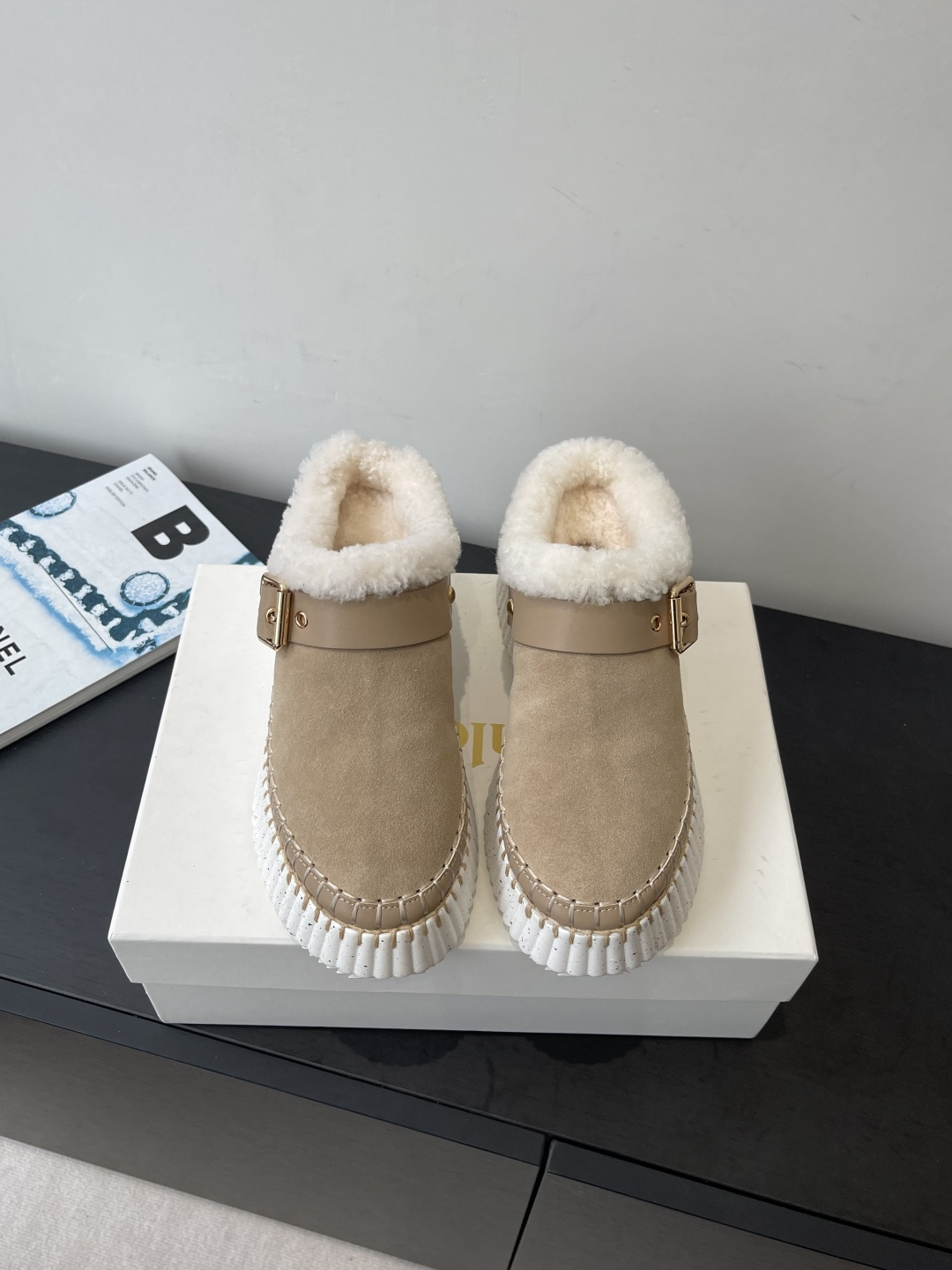 NO:616504,Chloe's new snow boots are launched simultaneously in the counter. The fabric is made of imported cow suede. The lining is real wool. The texture is refreshing and breathable and does not burn the feet. Fashionable and simple style. Goddess love it. Beautiful. 5cm ultra-light rubber foam vacuum outsole. Light and comfortable on the feet. Size 35-41 (40.41 custom-made and non-returnable), semi-shoes, chloe, loewe, boots19860909Chloe蔻依 专柜同步上市新款雪地靴 这款面料使用进口牛反绒 内里 真羊毛 质感清爽透气不焖脚 时尚简约范儿 女神都爱 美翻啦 5cm超轻橡胶发泡抽真空大底 脚感轻盈舒适 码数35-41（40.41定做不退换）,半拖毛毛鞋,chloe,loewe,boots,Women's Shoes