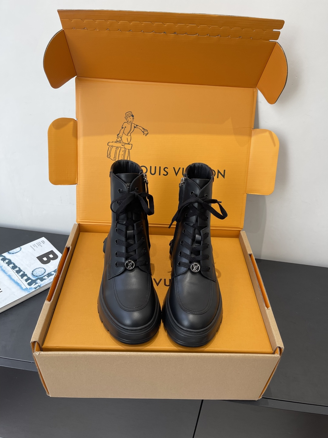 NO:616498,Louis Vuotton autumn and winter new styles, classic internet celebrity style, lace-up Chelsea boots, LV Ruby boots, the top version is coming. The new boots are very special. Flat boots inspire trend charm between toughness and femininity. Full-grain calfskin upper, matte texture. Water-dyed cowhide lining. Original IP foam rubber sole. Size 35-41 (customized for 40 41), boots, louis vuitton, louis  vuitton,boots,cowhide19860909Louis Vuotton 秋冬季新款 经典网红款 系带 切尔西短靴 LV Ruby 短靴顶级版本爆款来袭 新款的靴靴非常特别 平底靴在硬朗和柔美之间激发潮流魅力 鞋面全粒面小牛皮 雾哑的质感 内里水染牛皮里 原版IP发泡橡胶底 码数35-41（40 41订做）,靴子,louis vuitton,louis vuitton,boots,cowhide,Women's Shoes