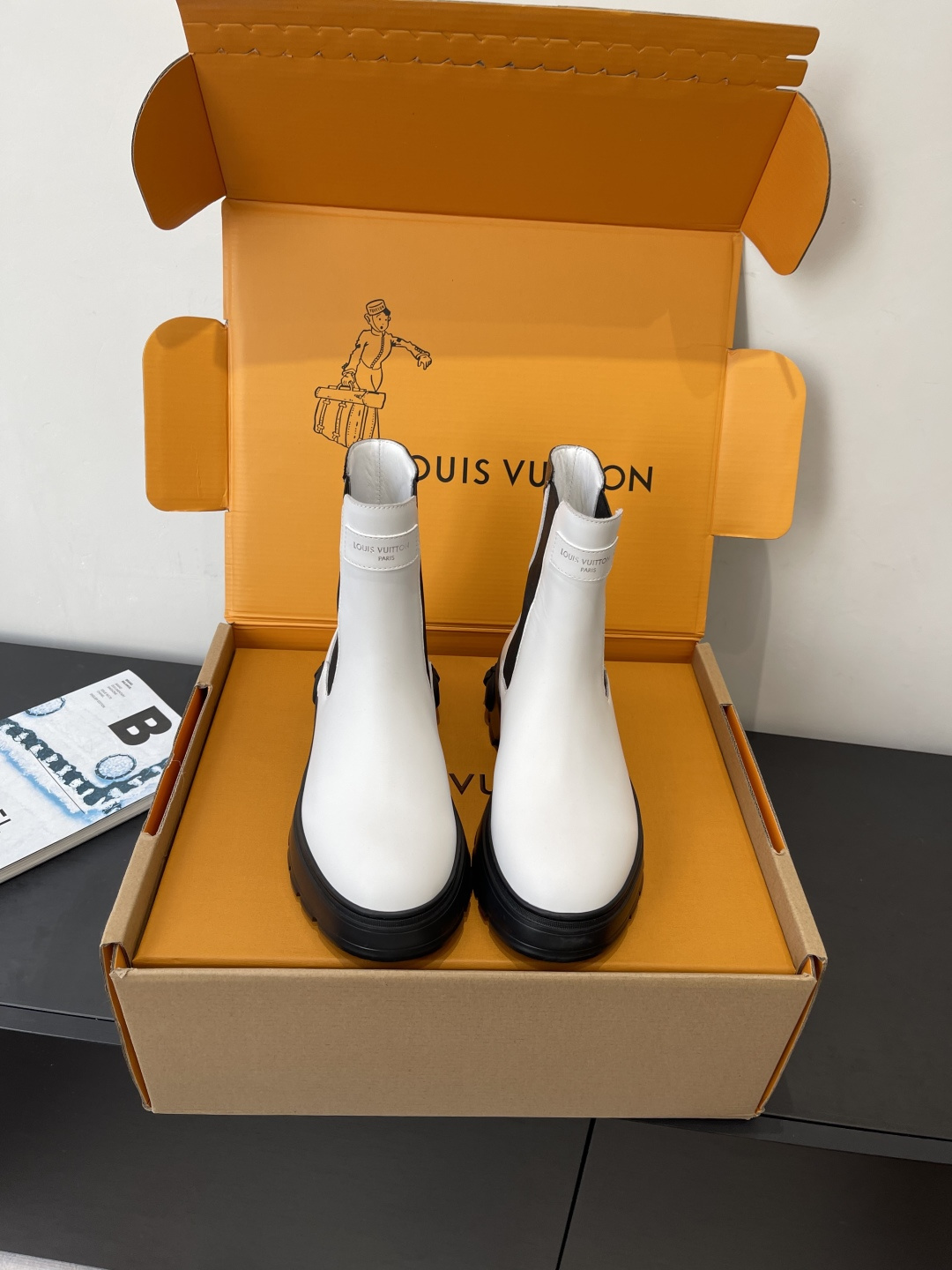 NO:616500,Louis Vuotton autumn and winter new styles, classic internet celebrity models, Chelsea boots, LV Ruby boots, the top version is coming. The new boots are very special. Flat boots inspire trend charm between toughness and femininity. Full-grain calfskin upper, matte texture. Water-dyed cowhide lining. Original IP foam rubber sole. Size 35-41 (customized for 40 41), boots, louis vuitton, louis  vuitton,boots,cowhide19860909Louis Vuotton 秋冬季新款 经典网红款 切尔西短靴 LV Ruby 短靴顶级版本爆款来袭 新款的靴靴非常特别 平底靴在硬朗和柔美之间激发潮流魅力 鞋面全粒面小牛皮 雾哑的质感 内里水染牛皮里 原版IP发泡橡胶底 码数35-41（40 41订做）,靴子,louis vuitton,louis vuitton,boots,cowhide,Women's Shoes