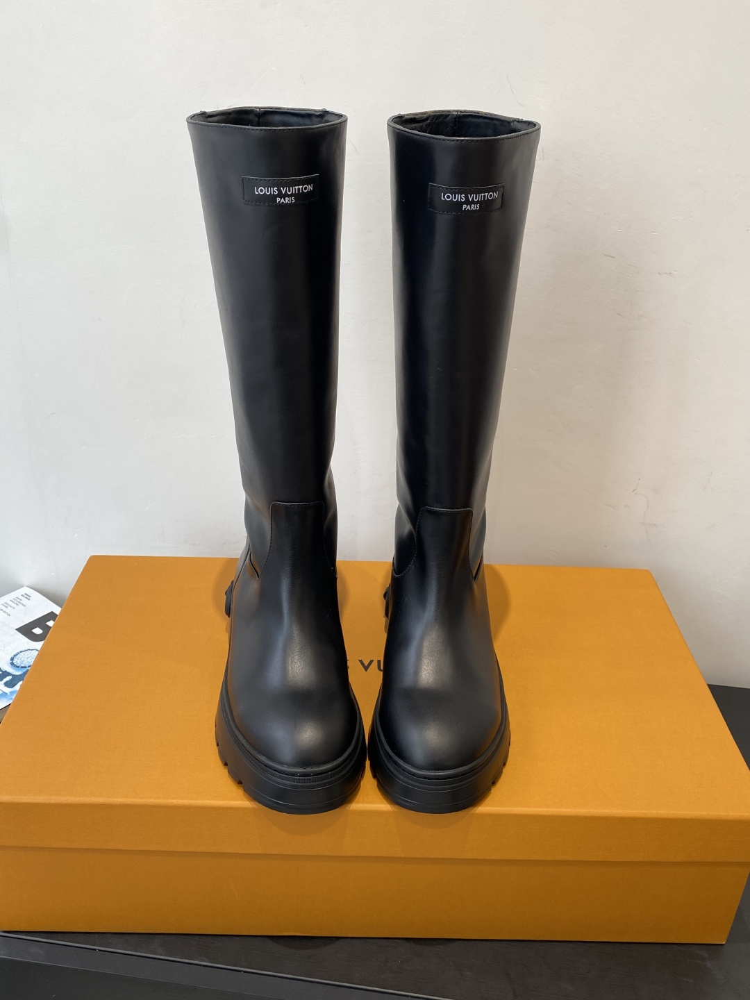 NO:616502,Louis Vuotton 25ss new British style Martin boots, long boots, last type, versatile and slim feet, yyds, three-dimensional and full shape, full of temperament, comfortable on the feet, very retro style, full of aura, plus original presbyopic design style, very classic, perfect details, original imported first-layer cowhide on the upper, imported cowhide on the lining, original open-molded non-slip outsole, size 35-40 (40.41 custom-made, non-refundable), boots, louis  vuitton,boots,cowhide19860909Louis Vuotton 25ss 新款英伦风 马丁靴 长靴 楦型百搭瘦脚yyds 造型立体饱满 气质满满 上脚舒适 非常复古风、气场十足 加原版老花设计风格非常经典 细节完美 鞋面原版进口头层牛皮 内里进口牛皮 原版开模防滑大底 码数35-40（40.41定做不退换）,靴子,louis vuitton,boots,cowhide,Women's Shoes