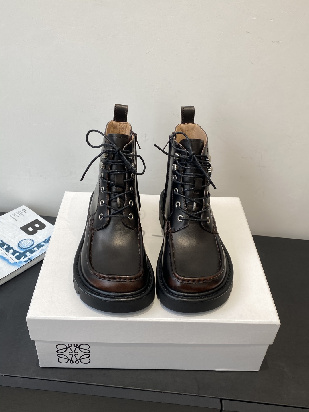 NO:625620,LOEWE 25ss new autumn and winter Martin boots are simple and stylish, timeless and timeless. They are a classic that will never fade away in the fashion circle. The retro British style allows you to wear a different temperament. Original last, imported calfskin, original molded fabric, sheepskin lining, original molded wear-resistant velvet ultra-light outsole  Size 35-39 (40 customized), boots loafers, loewe, loewe, loafers, boots, cowhide, sheepskin19860909LOEWE 罗意威 25ss 秋冬新款 马丁靴 简约大气时髦 耐看不过时 是时尚圈永不退潮的经典所在 复古的英伦风格 让你穿出不一样的气质.对版原版楦头 面料进口小牛皮 原版开模布料 内里羊皮内里 鞋底原版开模耐磨绒超轻大底 码数35-39（40定做）,靴子乐福鞋,loewe,loewe,loafers,boots,cowhide,sheepskin,Women's Shoes