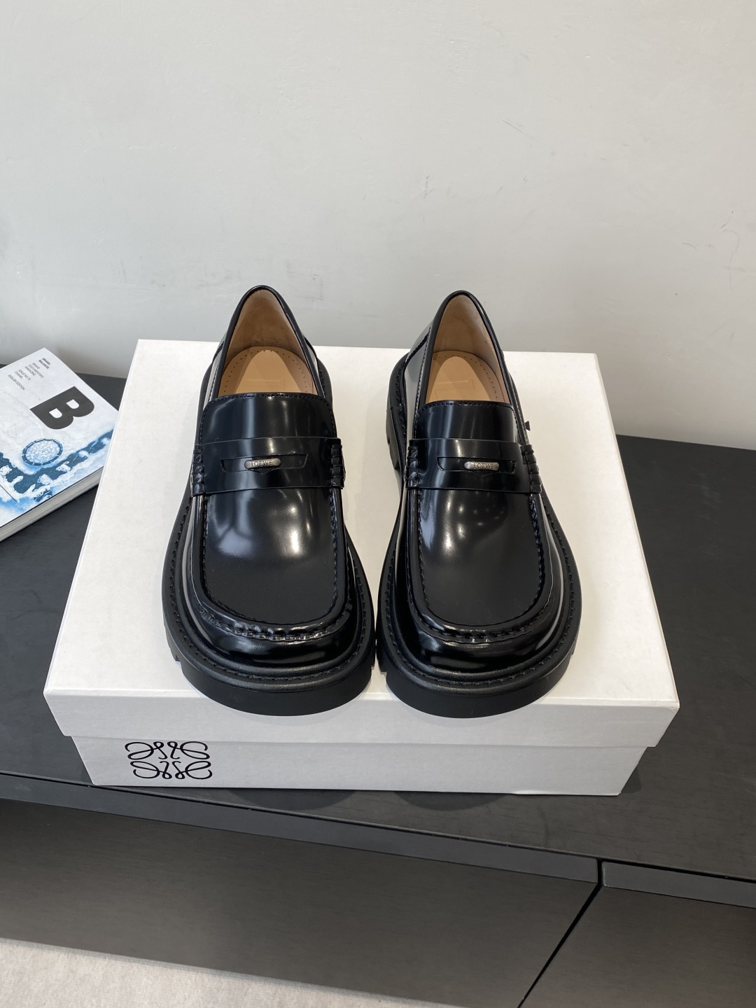 NO:628847,Top quality loewe fw25 new arrival~ LOEWE/Loewe's new autumn and winter loafers. The square toe shoes are full of design~ cute, fashionable and individual!  The upper foot is really nice to look at and gives you a different visual effect. Material and craftsmanship. Imported calfskin upper, sheepskin lining, foot pad. Original molded outsole + welt combination. Size 35-40, loafers, loewe, loewe, loafers, cowhide, sheepskin.19860909顶级品质 loewe fw25 new arrival～ LOEWE/罗意威秋冬新款乐福鞋 方头鞋型设计感十足～可爱时髦又个性！ 上脚真的很好看给你不一样的视觉效果 材质与工艺 鞋面进口小牛皮 里衬羊皮内里 垫脚 鞋底原版开模成型大底+沿条组合 Size35-40,乐福鞋,loewe,loewe,loafers,cowhide,sheepskin,Women's Shoes