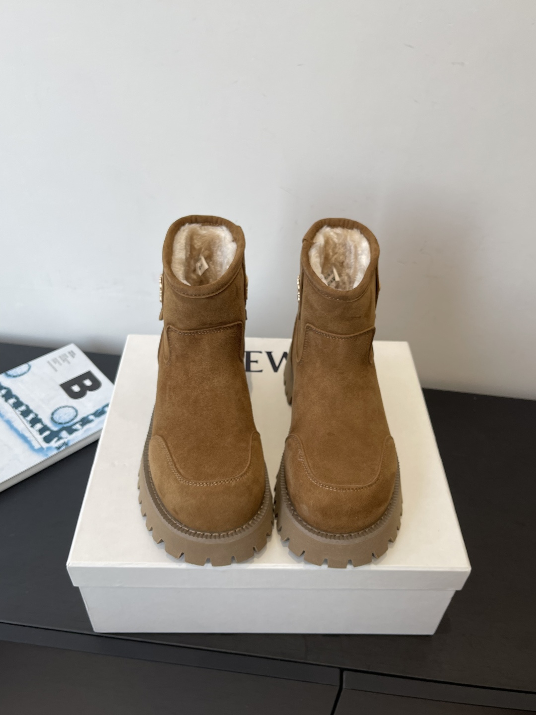 NO:625613,LOEWE 25ss new autumn and winter thick-soled snow boots. LOEWE snow boots are made of brown suede cowhide. The texture is fine and comfortable to wear. The gold hardware logo plaque on the side is very recognizable. It is a classic element of the brand. The jagged rubber sole is slippery and fashionable. The thick-soled design can also quietly increase the height. It is versatile whether it is trousers or skirts. It can easily create a relaxed feeling in autumn and winter. The fabric is imported cow suede and the lining is imported plush.  Original molded rubber outsole, size 35-41 (40 41 customized), snow boots, loewe, loewe, boots, skirts, cowhide19860909LOEWE 罗意威 25ss秋冬新款 厚底雪地靴 LOEWE 罗意威雪地靴 选用棕色反绒牛皮 质感细腻 穿着舒适 侧面金色五金徽标饰牌超有辨识度 是品牌经典元素 锯齿状橡胶鞋底访滑又时髦 厚底设计还能悄悄增高 无论裤装还是裙装都很百搭 轻松打造秋冬松弛感穿搭 面料进口牛反绒 内里进口毛绒 原版开模橡胶大底 码数35-41（40 41定做）,雪地靴,loewe,loewe,boots,skirts,cowhide,Women's Shoes