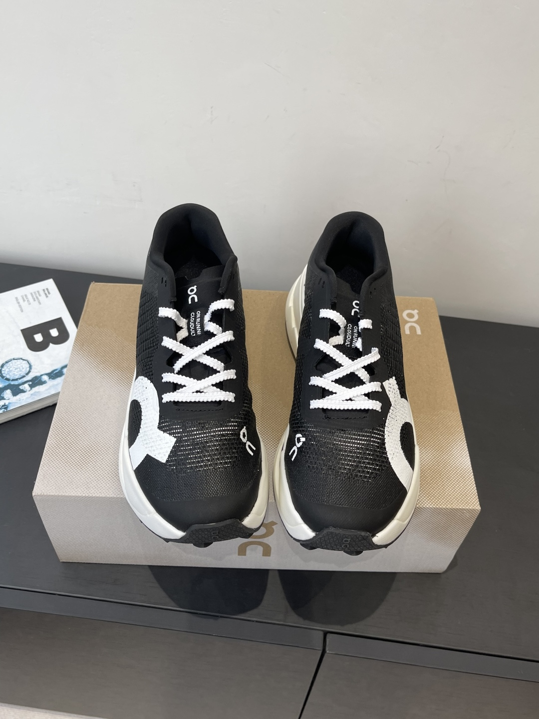 NO:625606,On's new Cloudultra Pro sneakers are very comfortable running shoes. The soles are soft and have good wrapping properties. The upper feet are longer and the legs are longer. They are versatile whether they are casual or sports, but they are really the best-looking and textured color. The midsole is made of double-layer Helion hyper foam to bring rebound and a more stable foot feel. It adopts On's latest technology and redesigns the Missiongrip outsole. It is equipped with a tooth-lug structure to provide sole friction. It uses Leno's finely knitted breathable upper.  Seiko curved design aimed at improving running efficiency equipped with technology built for durability and speed Size 36-45, casual shoes/sports shoes, sneakers19860909On昂跑 新品Cloudultra Pro 运动鞋 跑步鞋脚感很舒服 鞋底柔软且包裹性好 上脚显腿长 不管休闲还是运动都很百搭 但真的是最好看最显质感的颜色 中底选用双层 Helion hyper foam 泡棉 带来回弹和更稳定的脚感 采用On昂跑 目前最新科技 重新设计 Missiongrip 外底 搭载齿耳结构 旨在提供鞋底摩擦力 采用 Leno 精编透气鞋面 精工弧形设计 旨在提升跑步效率 搭载为耐久和速度而打造的科技 码数36-45,休闲鞋/运动鞋,sneakers,Women's Shoes