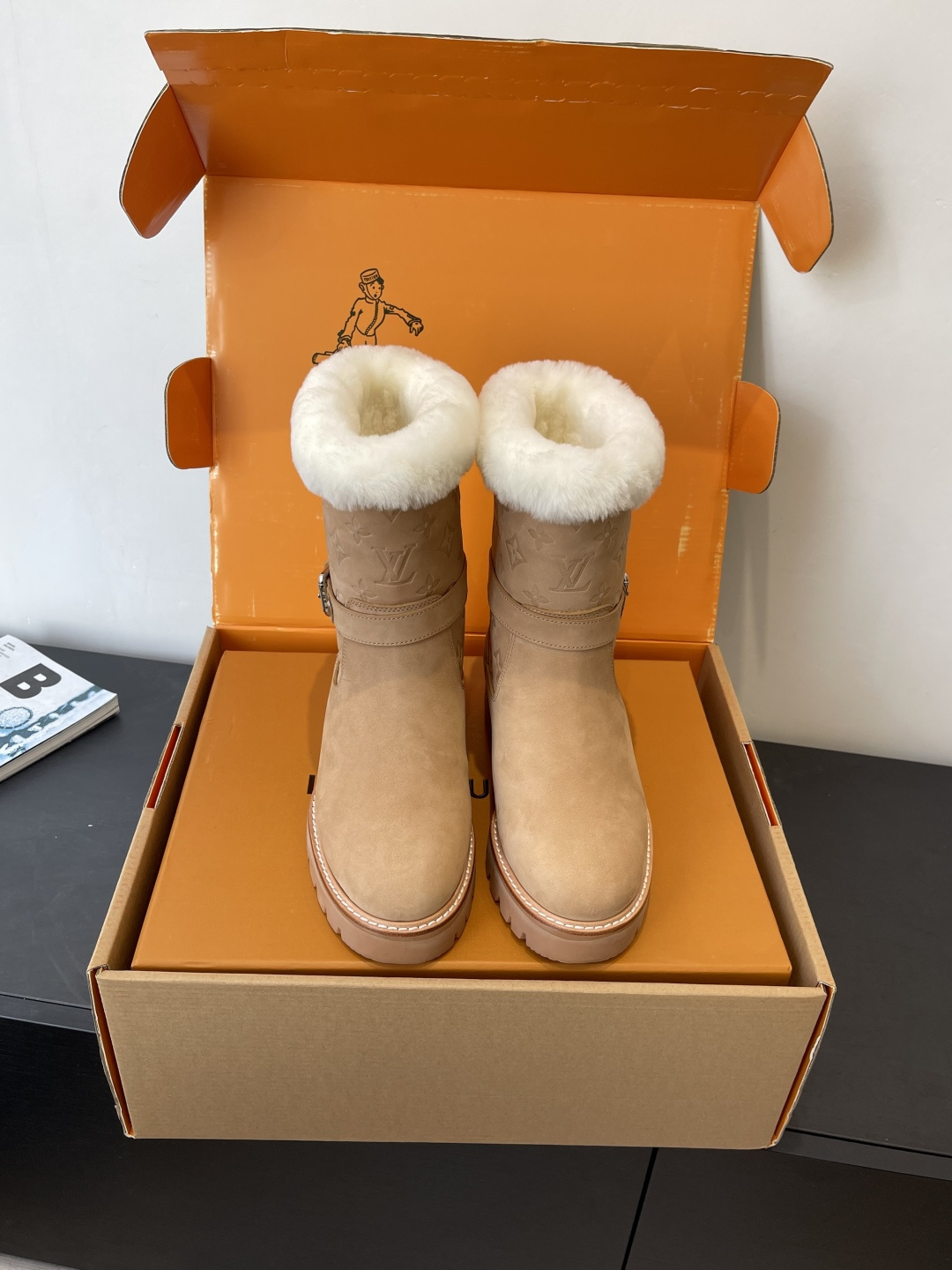 NO:626643,Louis Vuiton Louis Vuitton TERRITORY Ankle Boots This Territory flat ankle boot is made of nubuck calf leather with a partially embossed Monogram pattern. It is equipped with a stable rubber outsole. Comfortable shearling lining appears in the form of binding at the top of the boot. Silver buckles and studs highlight the belt-style strap. Nubuck calfskin. Louis Vuitton elements. Lining. Wool. Rubber outsole.  Size 35-41 (40.41 customized), snow boots, louis vuitton, louis vuitton, boots, cowhide19860909Louis Vuiton 路易威登 TERRITORY 及踝靴短靴  本款 Territory 平底及踝靴为正绒面牛皮革局部压印 Monogram 图案 搭配稳固橡胶外底 舒适羊毛皮内衬在靴筒顶部以包边形式呈现 莹泽搭扣与饰钉点亮腰带风格饰带 正绒面牛皮革 路易威登元素 内里 羊毛 橡胶外底 码数35-41（40.41定做）,雪地靴,louis vuitton,louis vuitton,boots,cowhide,Women's Shoes