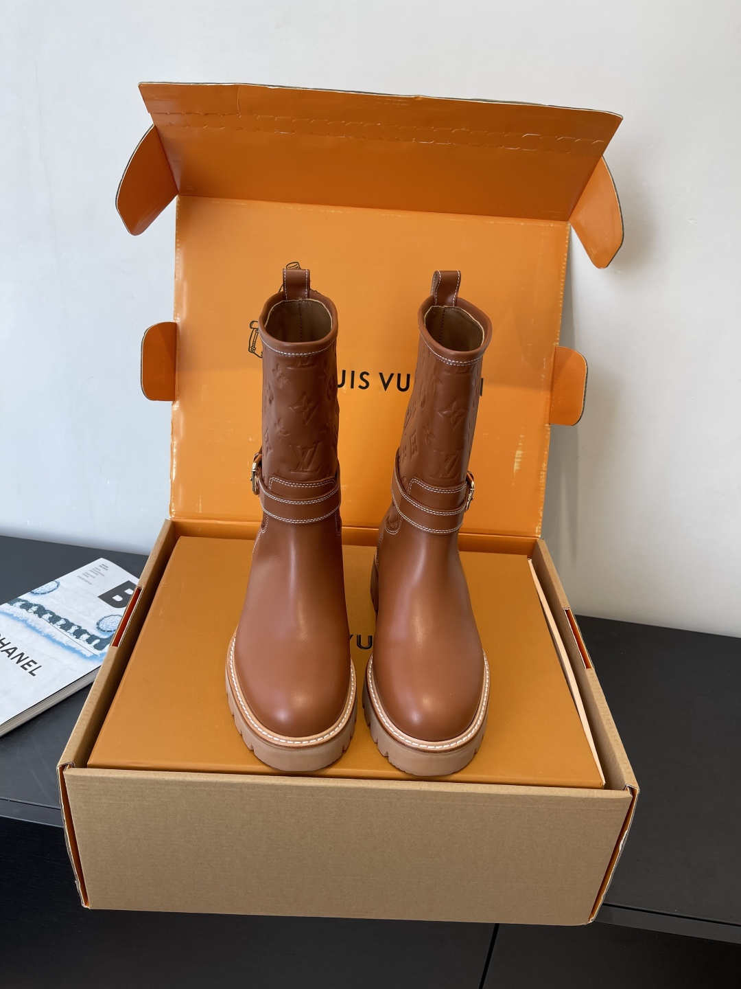 NO:626637,Louis Vuiton Louis Vuitton TERRITORY Ankle Boots This Territory flat ankle boot is made of nubuck calfskin with a partially embossed Monogram pattern. It is equipped with a stable rubber outsole. Comfortable shearling lining appears in the form of binding at the top of the boot. Silver buckles and studs highlight the belt-style strap. Nubuck calfskin Louis Vuitton elements. Lining Sheepskin Rubber outsole  Size 35-41 (40.41 customized), boots, louis vuitton, louis vuitton, boots, cowhide, sheepskin19860909Louis Vuiton 路易威登 TERRITORY 及踝靴短靴  本款 Territory 平底及踝靴为正绒面牛皮革局部压印 Monogram 图案 搭配稳固橡胶外底 舒适羊毛皮内衬在靴筒顶部以包边形式呈现 莹泽搭扣与饰钉点亮腰带风格饰带 正绒面牛皮革 路易威登元素 内里 羊皮 橡胶外底 码数35-41（40.41定做）,靴子,louis vuitton,louis vuitton,boots,cowhide,sheepskin,Women's Shoes