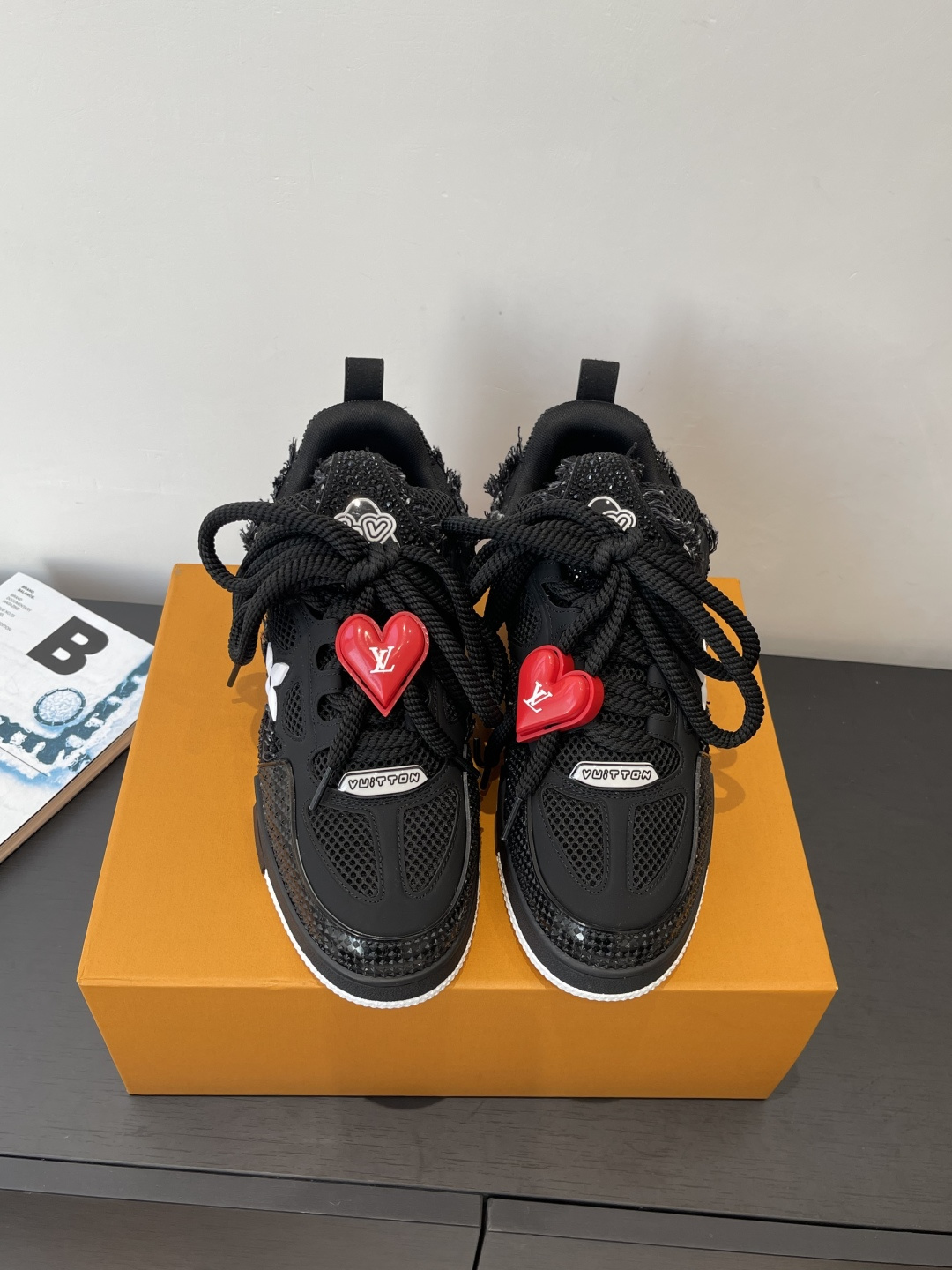 NO:626630,Louis Vuiton Louis Vuitton LV Skate series bread shoes skate shoes diamond surface sneakers (Accessories 60) LV Skate continues from the beginning The  View professional skate shoes, this style continues the fat silhouette of the 90s. Designers added playful elements such as an open mesh tongue and exaggerated laces that pay tribute to Axion, es and DC. This LVSK8 sneaker is different from the typical skate shoes, it is made of nubuck leather with TPU trim and Monogram texture. Finally, there are logos on the heel and tongue and floral patterns on the side. Fabric Original custom-made first-layer cowhide + breathable mesh Lining original imported breathable mesh lining  Original open-molded tpu outsole, size 35-45, casual shoes/sports shoes, louis vuitton, louis vuitton, louis vuitton, sneakers, cowhide19860909Louis Vuiton路易威登 LV Skate系列面包鞋滑板鞋 钻面 运动鞋（配饰60） LV Skate从开始延续The View专业滑板鞋款,这种风格延续了90年代肥大的版型.设计师们添加了俏皮的元素,例如开放式网面鞋舌和向Axion、es和DC致敬的夸张鞋带.这款LVSK8运动鞋不同于典型的滑板鞋,它采用牛巴革制成,带有TPU饰边和Monogram纹理.最后,还有鞋跟和鞋舌上的logo以及侧面花卉图案. 面料原版定制头层牛皮+透气网面 内里原版进口透气网里 鞋底原版开模tpu大底 码数35-45,休闲鞋/运动鞋,louis vuitton,louis vuitton,louis vuitton,sneakers,cowhide,Women's Shoes