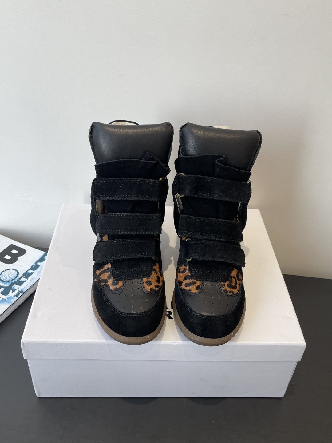 NO:628156,ISABEL MARANT 25 new styles of fall and winter wedge-heeled casual shoes. INS Internet celebrity bloggers recommend a pair of simple yet high-end boots... The perfect encounter between exquisite craftsmanship and fashion style. Every stitch and every thread is woven into a fashion legend. Every inch of leather tells the persistence of quality. Every pair of Isabel shoes is the epitome of the brand soul. It exudes a noble, mysterious and fashionable atmosphere, allowing you to stand out in the fashion wave~~~  The original 1:1 replica hidden line outsole feels particularly comfortable on the feet. It is casual and versatile and is perfect for street photography. It is easy to wear and stylish. Size 35-41 (40.41 is custom-made and cannot be returned or exchanged), snow boots, boots19860909ISABEL MARANT 伊莎贝尔 25款秋冬新款 坡跟休闲鞋 INS网红博主热推一双简单又不失高级的靴子... 精致工艺与时尚风格的完美邂逅 每一针每一线 都编织的时尚传奇 每一寸皮革 都诉说着品质的执着 每一双伊莎贝尔的鞋子都是品牌灵魂的缩影 散发着高贵 神秘且时尚的气息 让你在时尚的浪潮中脱颖而出~~~ 原版1:1复刻隐线大底 脚感特别舒适 随意百搭超级适合街拍 好穿有型 码数35-41（40.41定做不退换）,雪地靴,boots,Women's Shoes