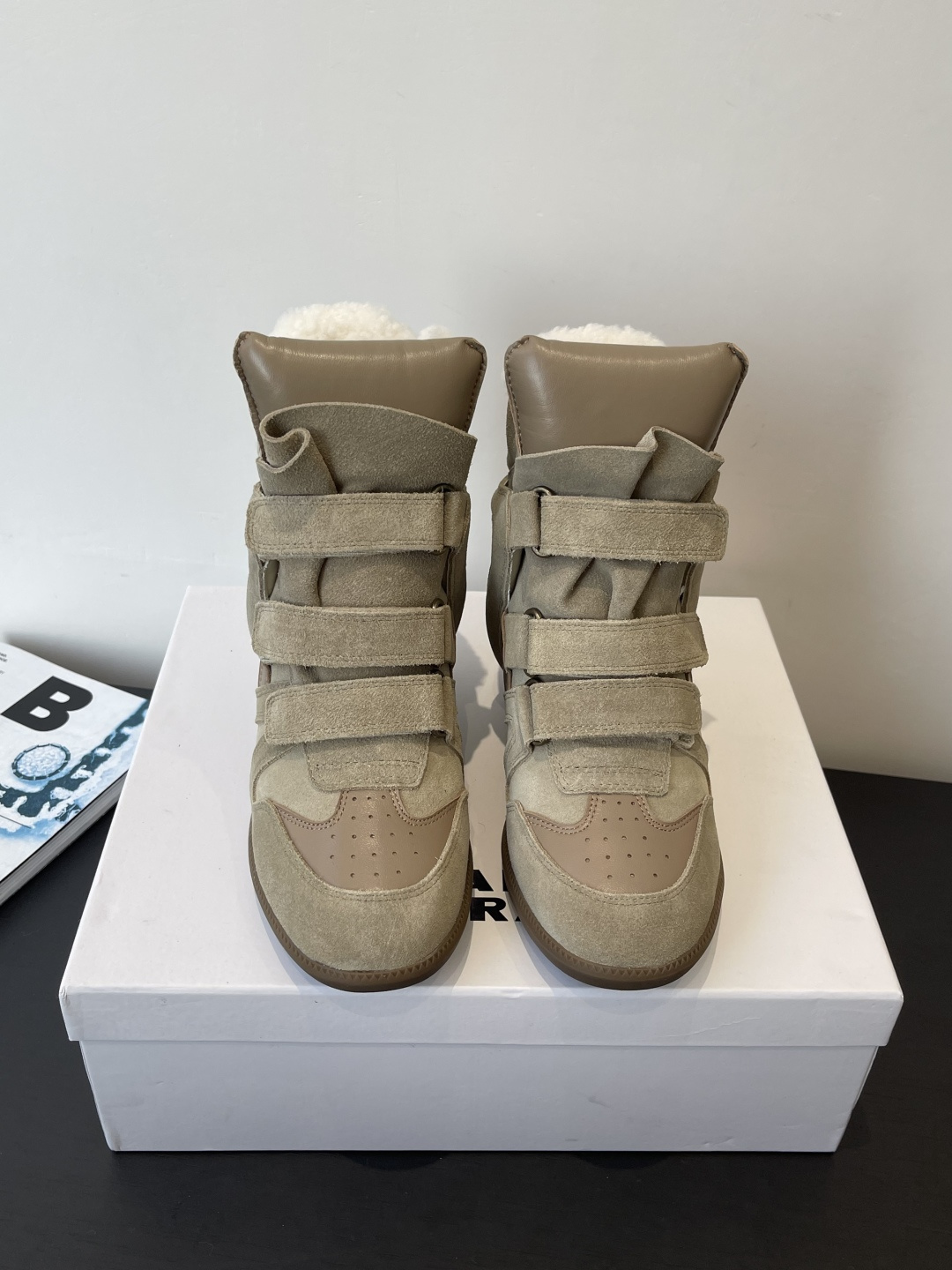 NO:628163,ISABEL MARANT 25 new autumn and winter styles of wool-lined wedge-heeled casual shoes. INS Internet celebrity bloggers recommend a pair of simple yet high-end boots... The perfect encounter between exquisite craftsmanship and fashion style. Every needle and every thread is woven into a fashion legend. Every inch of leather tells the persistence of quality. Every pair of Isabel shoes is the epitome of the brand soul, exuding a noble, mysterious and fashionable atmosphere, allowing you to stand out in the fashion wave~~~  The original 1:1 replica hidden line outsole feels particularly comfortable on the feet. It is casual and versatile and is perfect for street photography. It is easy to wear and stylish. Size 35-41 (40.41 is custom-made and cannot be returned or exchanged), snow boots, boots19860909ISABEL MARANT 伊莎贝尔 25款秋冬新款 羊毛里 坡跟休闲鞋 INS网红博主热推一双简单又不失高级的靴子... 精致工艺与时尚风格的完美邂逅 每一针每一线 都编织的时尚传奇 每一寸皮革 都诉说着品质的执着 每一双伊莎贝尔的鞋子都是品牌灵魂的缩影 散发着高贵 神秘且时尚的气息 让你在时尚的浪潮中脱颖而出~~~ 原版1:1复刻隐线大底 脚感特别舒适 随意百搭超级适合街拍 好穿有型 码数35-41（40.41定做不退换）,雪地靴,boots,Women's Shoes