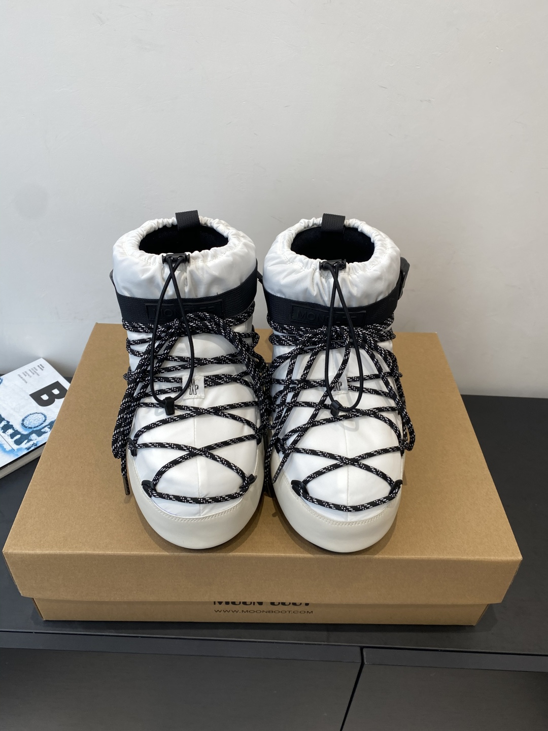 NO:628178,Moon Boot is the latest snow boots for autumn and winter. Ugly and cute ski boots. Many celebrities have planted grass. A must-have for autumn and winter skiing. Now there is a more alternative snow boot that is back. It is 5cm taller. That is the Moon Boot. Moon boots were already very popular in the millennium. Paris Hilton, Victoria Beckham and other celebrities often wore them. Now the Y2K trend is popular again. Now the Y2K trend is popular again. The ugly and cute snow boots for thousands of people have become popular again, regardless of gender.  Looking at the Big Mac, it looks slim and yet warm and easy to wear. The upper is made of original imported cow leather/waterproof silk cloth. The inner foot pad is woven with lamb wool. The inner height is increased by 4cm. Original thermoplastic rubber outsole. Size 35-39 (40.41 custom-made, non-refundable), snow boots, boots, cowhide19860909Moon Boot 秋冬最新款雪地靴 丑萌滑雪鞋 超多明星网红种草 秋冬滑雪必备款 现在有一款更另类的雪地靴又杀回来了 内增高5cm那就是Moon Boot月亮靴在千禧年就已经非常火了 当年paris hilton、victoria beckham 等名人经常穿它 如今Y2K风潮再次流行 万人大秀的丑萌雪地靴重新翻红 不分男女不分左右 看着巨无霸巨显瘦还暖和好穿 鞋面采用原版进口牛皮革/防水丝绸布 内里垫脚复织羊羔毛 内增高4cm 原版热塑性橡胶大底 码数35-39（40.41定做不退换）,雪地靴,boots,cowhide,Women's Shoes