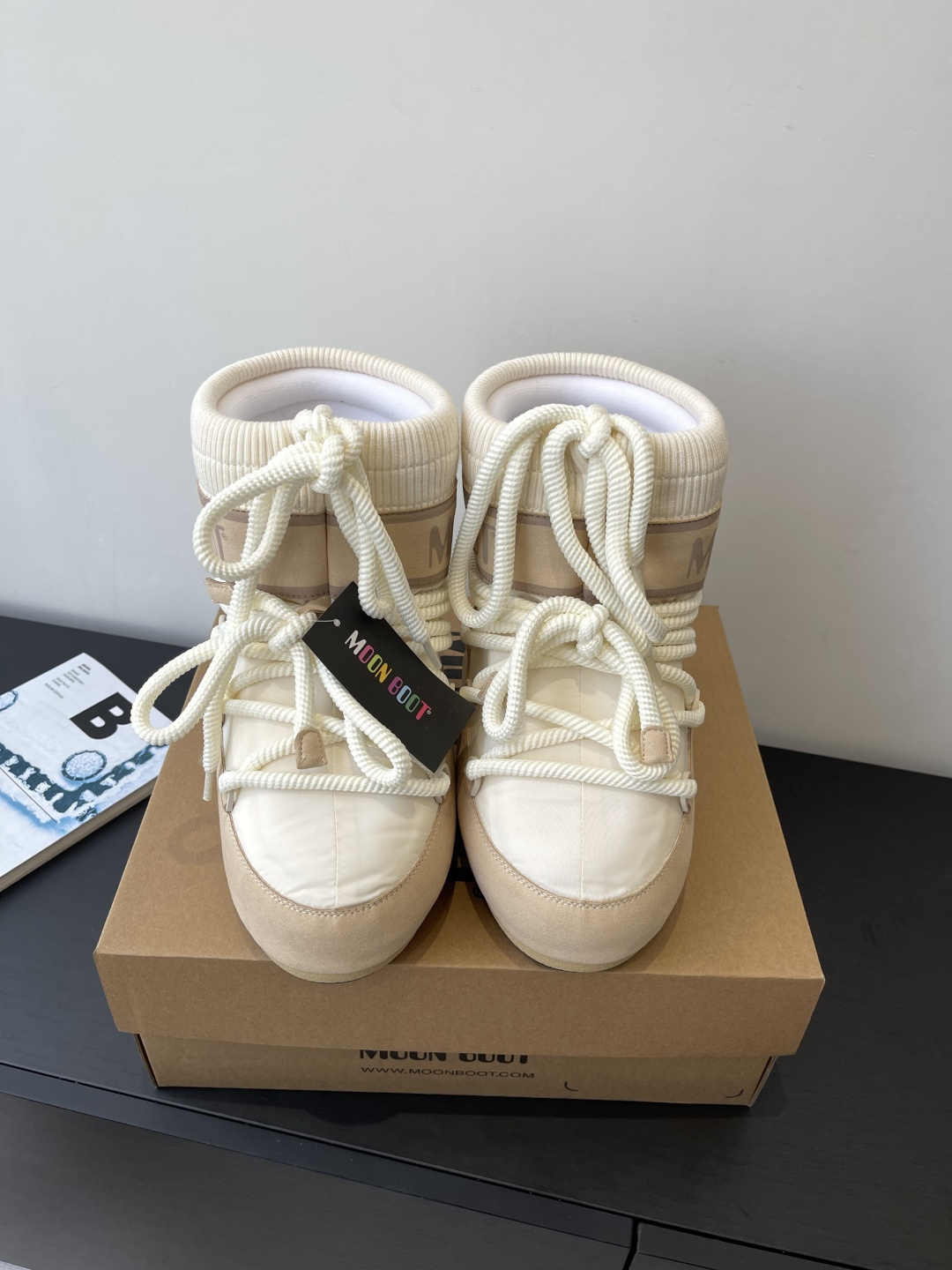 NO:628885,Moon Boot is the latest snow boots for autumn and winter. Ugly and cute ski boots. Many celebrities have planted grass. A must-have for autumn and winter skiing. Now there is a more alternative snow boot that is back. It is 5cm taller. That is the Moon Boot. Moon boots were already very popular in the millennium. Paris Hilton, Victoria Beckham and other celebrities often wore them. Now the Y2K trend is popular again. Now the Y2K trend is popular again. The ugly and cute snow boots for thousands of people have become popular again, regardless of gender.  Looking at the Big Mac, it looks slim and yet warm and easy to wear. The upper is made of original cotton fiber and the lining is silk cotton. The inner liner is increased by 4cm. The original thermoplastic rubber outsole has a size of 35-39 (40.41 customized and non-returnable), snow boots, boots.19860909Moon Boot 秋冬最新款雪地靴 丑萌滑雪鞋 超多明星网红种草 秋冬滑雪必备款 现在有一款更另类的雪地靴又杀回来了 内增高5cm那就是Moon Boot月亮靴在千禧年就已经非常火了 当年paris hilton、victoria beckham 等名人经常穿它 如今Y2K风潮再次流行 万人大秀的丑萌雪地靴重新翻红 不分男女不分左右 看着巨无霸巨显瘦还暖和好穿 鞋面采用原版棉纶 内里丝棉内胆 内增高4cm 原版热塑性橡胶大底 码数35-39（40.41定做不退换）,雪地靴,boots,Women's Shoes