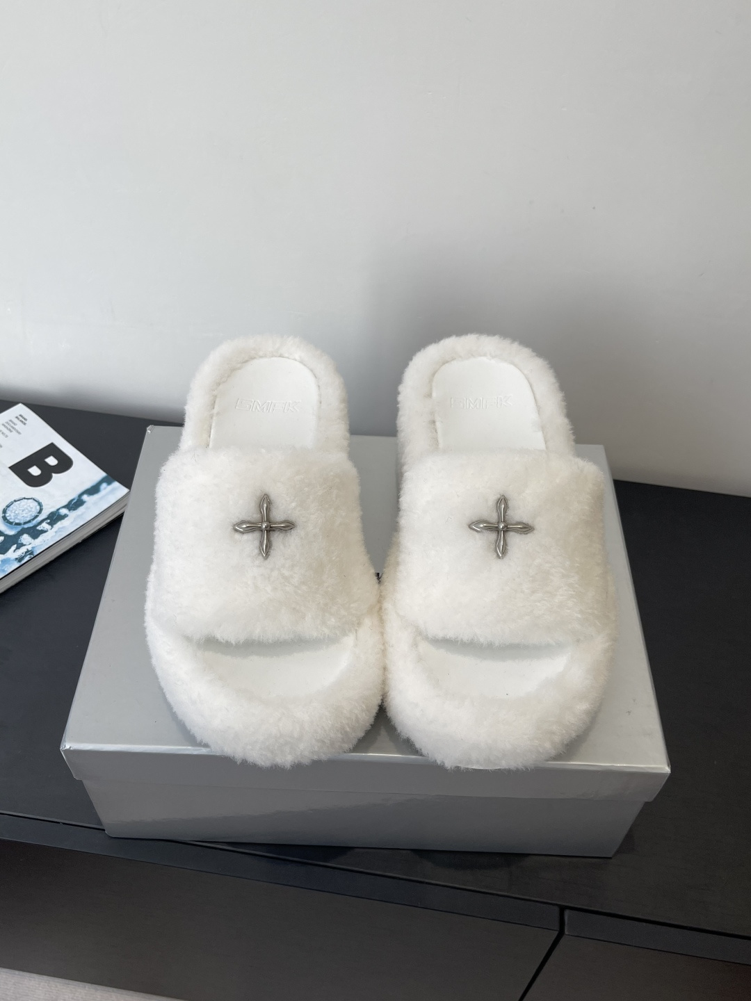 NO:628879,SMFK 25ss new autumn and winter thick-soled furry slippers SMFK ICON furry high-heeled slippers Integrated design concept, using one material as a whole to restore the overall beauty and reflect the original beauty of the structure and materials. Semi-manual bonding and cutting production maintain the traditional SHEARLING integrated processing technology of sheared fur. The sole is fitted with SMFK WAVE rubber sole. The upper is inlaid with COMPASS cross-flower metal badge. The fabric is imported from Iceland. Lining mesh original molded cross bottom size 35-40 (customized for 40), furry shoes and slippers, slippers19860909SMFK 25ss 秋冬新款 厚底 毛毛拖鞋 SMFK ICON毛毛高跟拖鞋 一体化的设计理念,整体运用一种材质 还原一个整体的美感 更加体现结构和材料的原本美感 半手工粘合和裁剪制作 保持传统的SHEARLING 剪羊毛的皮毛一体处理工艺 鞋底貼合SMFK WAVE橡胶鞋底 鞋面镶嵌COMPASS十字花金属徽章 面料进口冰岛毛 内里网布 原版开模十字底 码数35-40（40定做）,毛毛鞋拖鞋,slippers,Women's Shoes