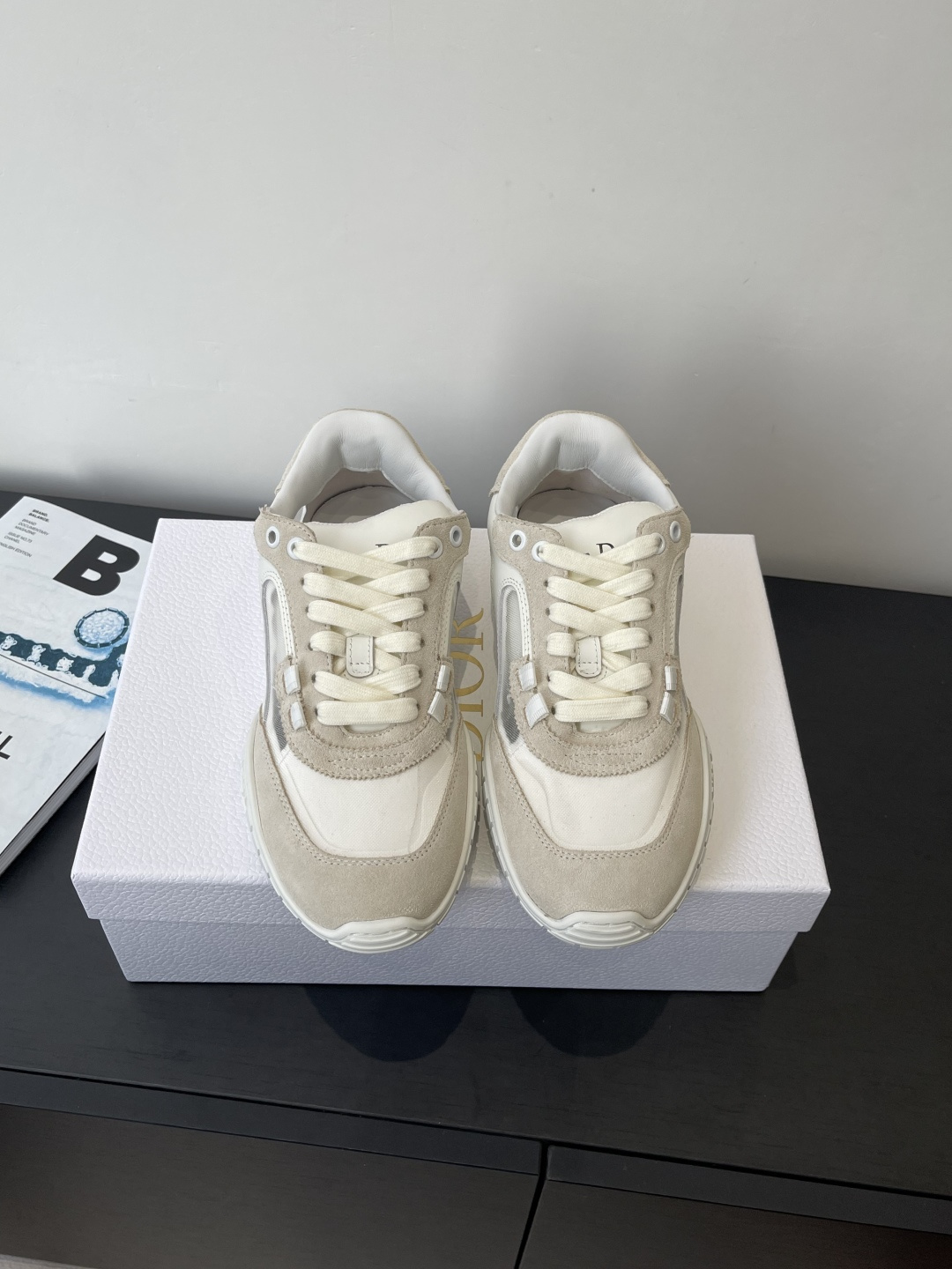 NO:630205,Dior Dior 26 new spring and summer Tech sneakers, moral training shoes, Dior Tech sneakers are equipped with fashionable details to highlight retro aesthetics. White suede cow leather upper with transparent mesh side splicing. The heel and tongue are embellished with the Christian Dior Paris logo. The textured brown Dior logo sole adds a high-end style. Suede mesh stitching on the upper, sheepskin lining, original TPU outsole Size: 35-44 (female 40  Men's 45 (customized), casual shoes/sports shoes, dior, dior, sneakers, cowhide, sheepskin, chamois leather19860909Dior 迪奥 26春夏新款 Tech运动鞋 德训鞋 Dior Tech 运动鞋搭配时尚细节 彰显复古美学 白色绒面牛皮革鞋面 搭配透明网面侧面拼接 后跟和鞋舌点缀以 Christian Dior Paris 标志 富有纹理的棕色 Dior 标志鞋底增添高订风范. 鞋面麂皮网面拼接 内里羊皮 原版tpu大底 码数:35-44（女40 男45定做),休闲鞋/运动鞋,dior,dior,sneakers,cowhide,sheepskin,chamois leather,Women's Shoes