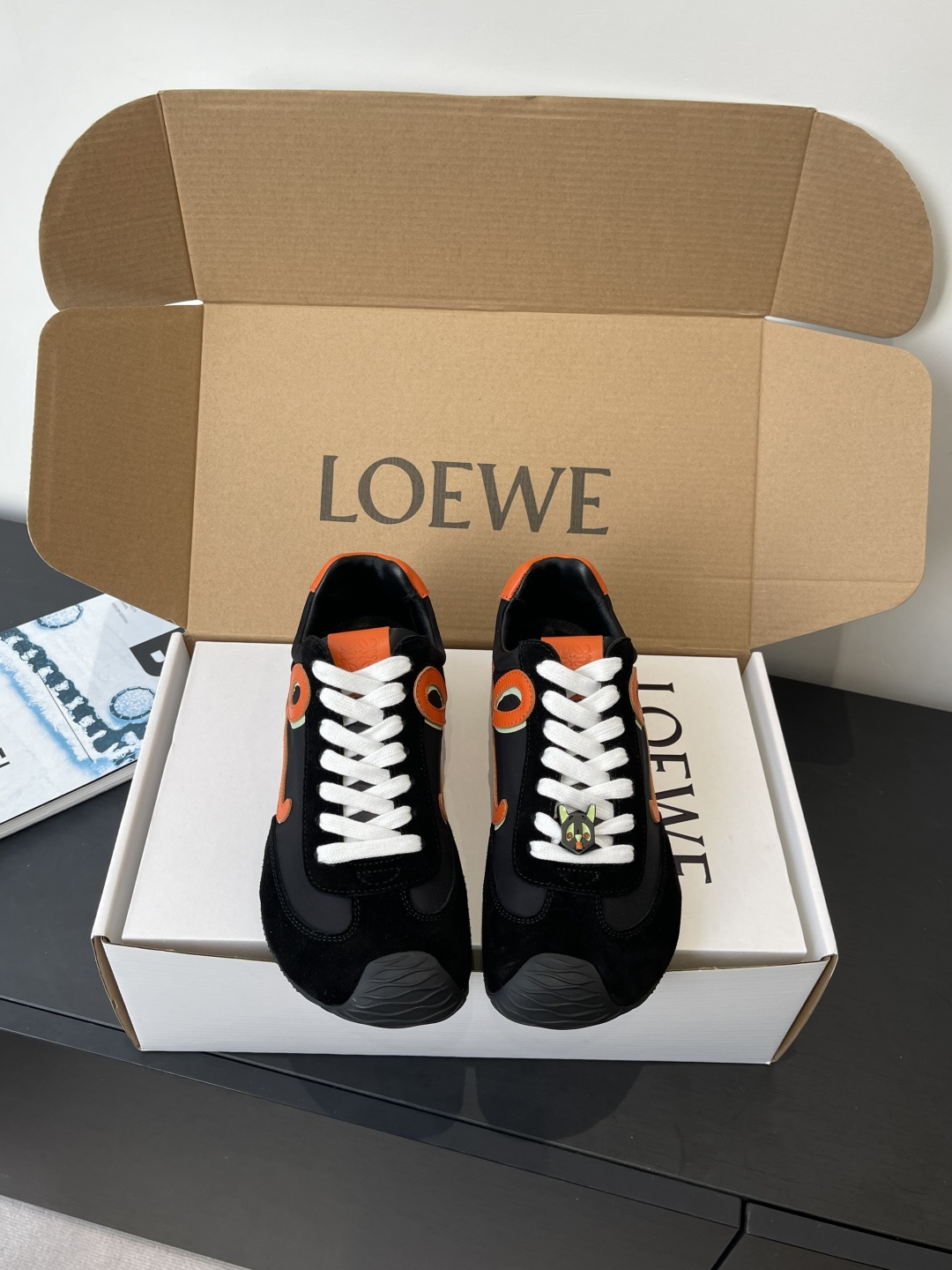 NO:630210,Loewe Loewe 25ss autumn and winter new balletrunner couple model ballet sneakers Forrest Gump shoes. I fell in love with the classic at first sight. The minimalist style of splicing is really the ultimate. It is really versatile and can be worn casually. It is very high-end. It is very light and can be used for shopping without stress. It is incomparably comfortable on the feet. It is light and has no weight-bearing feeling. I really love it when I go out. It is a little taller without kicking. The upper is made of original imported cowhide leather and original fabric. The inner padding is sheepskin.  The sole is made of original customized rubber combination outsole, size 35-44 (women's size 40. Men's size 45 is custom-made and non-returnable), casual shoes/sports shoes, loewe, loewe, sneakers, cowhide, sheepskin19860909Loewe 罗意威 25ss秋冬新款 balletrunner 情侣款 芭蕾运动鞋 阿甘鞋 经典一眼就爱上的 拼接的极简风格真的做到极致 实在太百搭 随便穿搭就可以很高级 很轻便 逛街暴走无压力 上脚无敌舒适 轻盈无负重感 出街真的爱了 不打脚还有点小增高 鞋面采用原版进口牛皮拼接原版布料 内里垫脚羊皮 鞋底采用原版定制橡胶组合大底 码数35-44（女码40.男码45定做不退换）,休闲鞋/运动鞋,loewe,loewe,sneakers,cowhide,sheepskin,Women's Shoes