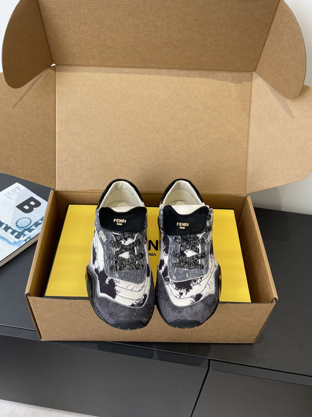 NO:630208,Fendi Fendi 25ss new autumn and winter Wave Pulse casual shoes, sports shoes, high-tech fabric, ink-splashing design, like stepping on an art canvas, retro and high-end elastic shoelace design is super considerate, and the upper foot wraps up perfectly. Rubber soles, you will not be tired after walking all day long. Comfortable, convenient and fashionable, it can satisfy your three wishes at once. The upper is made of original imported cowhide/cloth. The inner lining is sheepskin. The original customized Tpu combination outsole.  Size 35-40 (40.41 customized, non-returnable), casual shoes/sports shoes, fendi, fendi, sneakers, cowhide, sheepskin19860909Fendi 芬迪 25ss秋冬新款 Wave Pulse 休闲鞋 运动鞋 高科技布料 泼墨设计 像把艺术画布踩脚下 复古又高级弹力鞋带设计超贴心 上脚包裹感绝 橡胶鞋底 暴走一天都不累 舒适 方便 时尚一次性满足你三个愿望 鞋面采用原版进口牛皮/布 内里垫脚羊皮 原版定制Tpu组合大底 码数35-40（40.41定做不退换）,休闲鞋/运动鞋,fendi,fendi,sneakers,cowhide,sheepskin,Women's Shoes