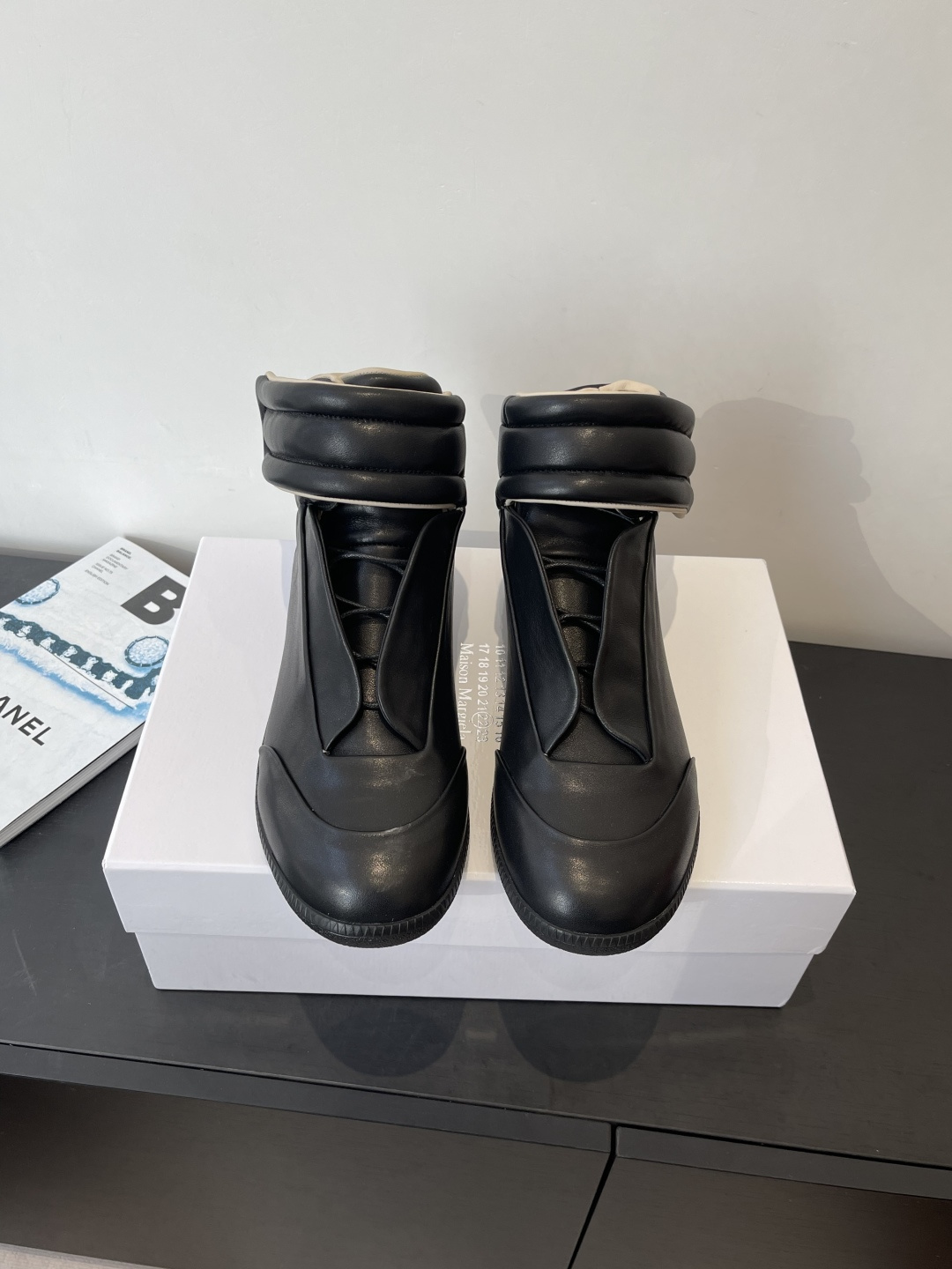 NO:630212,Martin Margiela Future Couple Sneakers This pair of Future sneakers, which leads the trend of high-end sneakers, has returned and once again become the focus of fashion. It has won the love of countless fans for its unique design concept and excellent comfort. This classic has finally reappeared, allowing us to feel its charm again. Hidden strap design abandons traditional shoelaces to make the entire upper more concise and elegant. Soft calfskin creates an integrated upper with full texture. When worn on the feet, it feels like being in the clouds. Same-tone soles  Simple yet fashionable, this pair of shoes not only carries the history of fashion, but is also the first choice for new Margiela fans to experience luxury sports shoes. Original Oxford rubber outsole. Size: 35-40 for women, 39-44 for men, casual shoes/sneakers, masion margiela, sneakers, cowhide19860909Martin Margiela马吉拉 Future 情侣款 运动鞋  这双引领高端运动鞋潮流的Future运动鞋 重磅回归再次成为时尚焦点以其独特的设计理念和出色的舒适度赢得了无数粉丝的喜爱这款经典之作终于重现江湖 让我们再次感受到它的魅力 隐藏式束带设计 摒弃传统鞋带 让整个鞋面更加简洁大气 柔软的小牛皮打造一体化鞋面 质感十足 穿在脚上仿佛置身于云端 同色调鞋底 简约而不失时尚感 这双鞋不仅承载着时尚历史 更是 Margiela 新粉丝的入门首选感受奢华运动鞋 原版牛津橡胶大底 码数女35-40 男39-44,休闲鞋/运动鞋,masion margiela,sneakers,cowhide,Women's Shoes