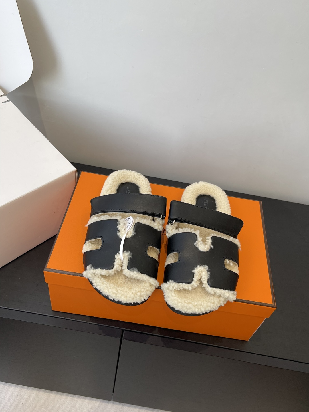 NO:630207,Purchasing agent level Hermes Erjiu slippers, fashionable, top-notch, affordable Hermes Teddy slippers are really soft, waxy and super beautiful. My first pair of fur slippers in early winter. They are so comfortable to wear that I feel like I don’t want to take them off when I step on the carpet. Commonly known as Erjiu slippers, they are here to bring you an extremely comfortable day.... Material: imported suede, imported cowhide, imported lamb wool lining, Tpu non-slip outsole (packaged in official website synchronization box)  Size 35-40 (40 is custom-made and non-returnable), woolen shoes and slippers, hermes, hermes, slippers, cowhide, chamois leather19860909代购级 Hermes 爱马仕 二舅毛拖 妥妥的时尚款顶级出品轻奢 hermes泰迪毛拖真的软软糯糯超美 初冬的第一双毛拖 真的穿起太舒服了 像踩在地毯上完全不想脱下来 俗称二舅拖鞋它来啦 带来极度舒适的一天.... 材质进口麂皮 进口牛皮 内里进口羊羔毛 Tpu防滑大底（官网同步盒包装） 码数35-40（40定做不退换）,毛毛鞋拖鞋,hermes,hermes,slippers,cowhide,chamois leather,Women's Shoes