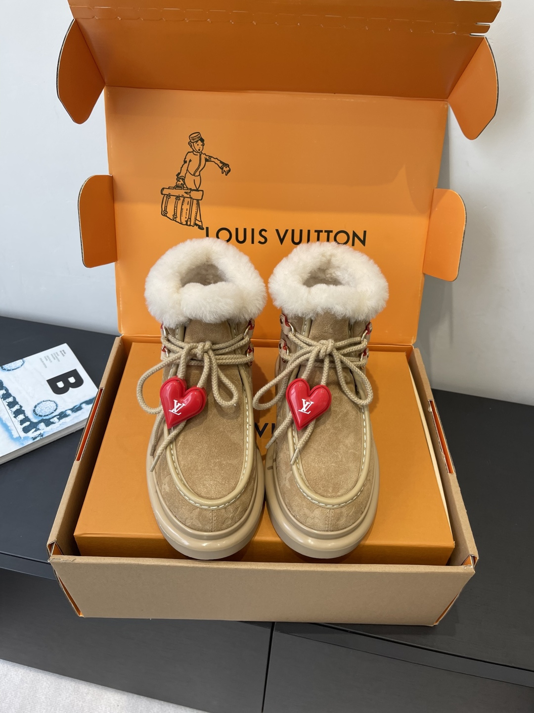 NO:630855,Louis Vuitton Louis Vuitton 25 new ski series snow boots (Accessories 60) Made of suede cow leather with a velvet texture, paired with a soft and warm shearling lining. The letter stitching on the upper and the inscribed buckle of the adjustable laces enrich the brand details. The lightweight micro outsole completes the trendy style. The fabric is made of original imported first-layer cowhide, the lining is wool, and the original open-molded outsole  Size 35-39 (40.41 custom-made, non-returnable), snow boots, louis vuitton, louis vuitton, boots, cowhide19860909Louis Vuitton 路易威登 25新品滑雪系列 雪地靴（配饰60） 以绒面牛皮革呈现丝绒质感 搭配柔暖羊毛皮内衬 鞋面的 字母缝线和可调节鞋带的铭纹搭扣共同丰富品牌细节 轻盈微型外底完善潮流格调 面料采用原版进口头层牛皮 内里垫脚羊毛 原版开模大底 码数35-39（40.41定做不退换）,雪地靴,louis vuitton,louis vuitton,boots,cowhide,Women's Shoes