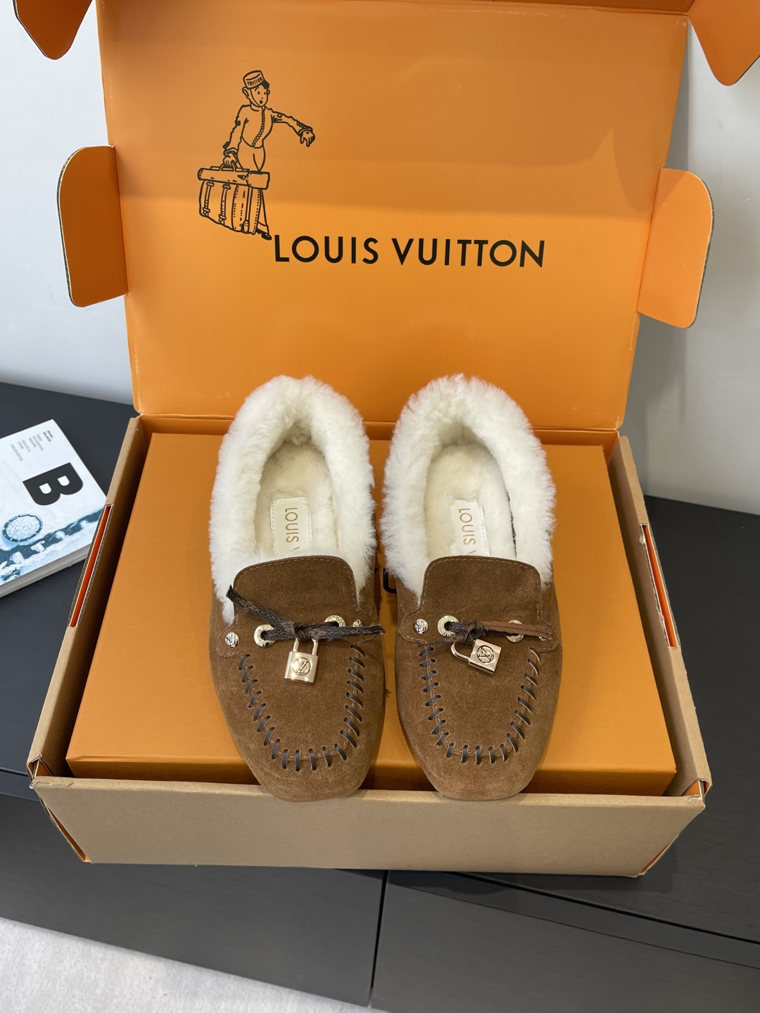 NO:630852,LouisVuitton Louis Vuitton's new autumn and winter products, beanie shoes, furry shoes, many celebrity Internet celebrities have planted grass, very popular thin-soled design elements, simple cowhide stitching and brand logo hardware lock embellishment, very recognizable, super versatile and good-looking on the feet, debugged countless times, soft wearing experience, full foot comfort, original custom-made imported first-layer cowhide fabric, real wool lining, original open mold injection TPU  Size: 35-41 (40 and 41 are custom-made and cannot be returned or exchanged), loafers, woolen shoes, louis vuitton, louis vuitton, loafers, cowhide19860909LouisVuitton 路易威登 秋冬新品 豆豆鞋 毛毛鞋 超多明星网红种草 非常火的薄底设计元素 简简单单的牛皮拼接加上品牌logo五金锁扣点缀 非常有辨识度 上脚超级百搭好看 调试无数次楦型 轻柔穿着体验 脚感舒适度拉满 面料原版定制进口头层牛皮 内里真羊毛里 原版开模注塑TPU 码数:35-41（40 41定做不退换）,乐福鞋毛毛鞋,louis vuitton,louis vuitton,loafers,cowhide,Women's Shoes